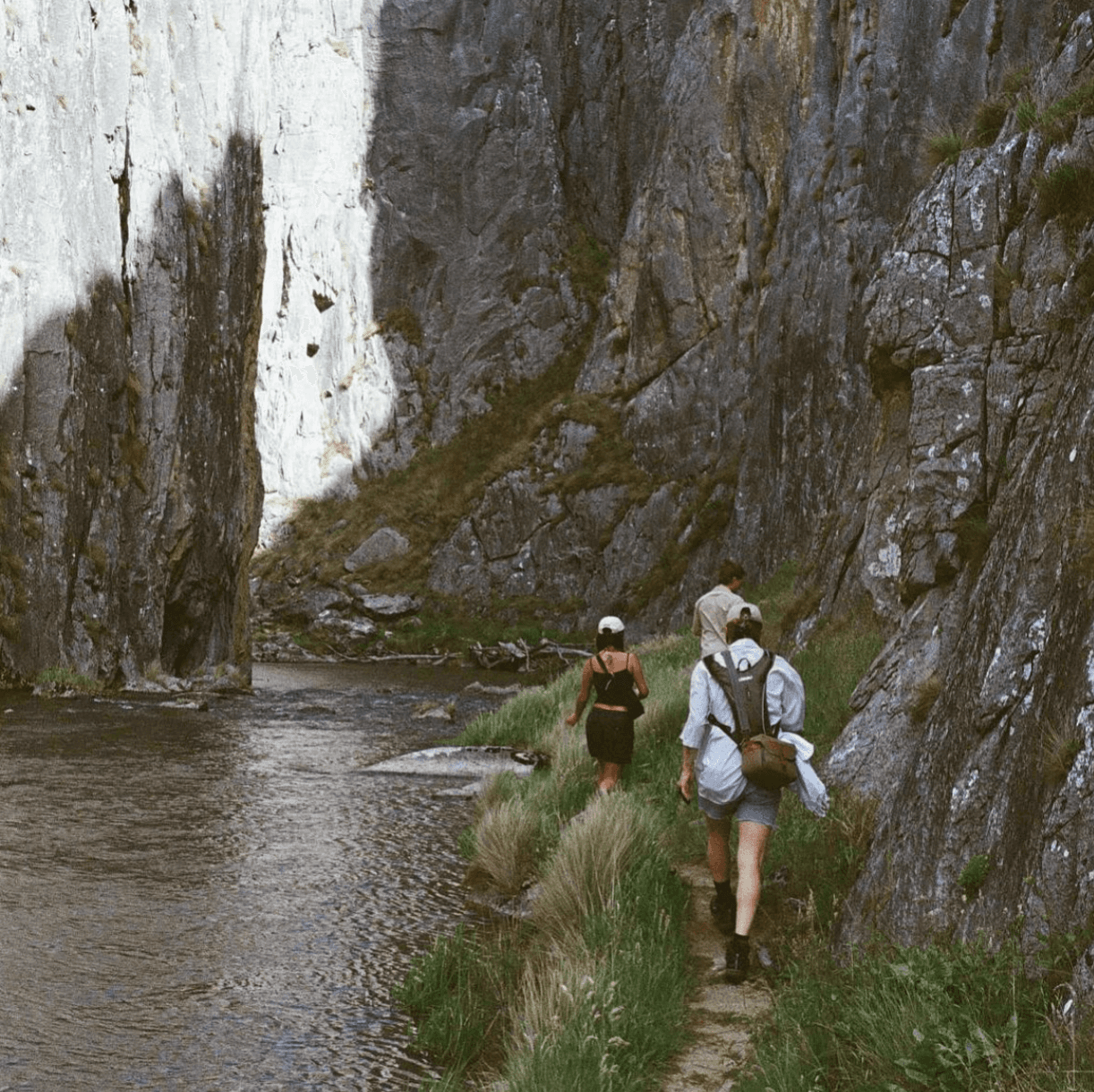 friends hiking in kosciusko