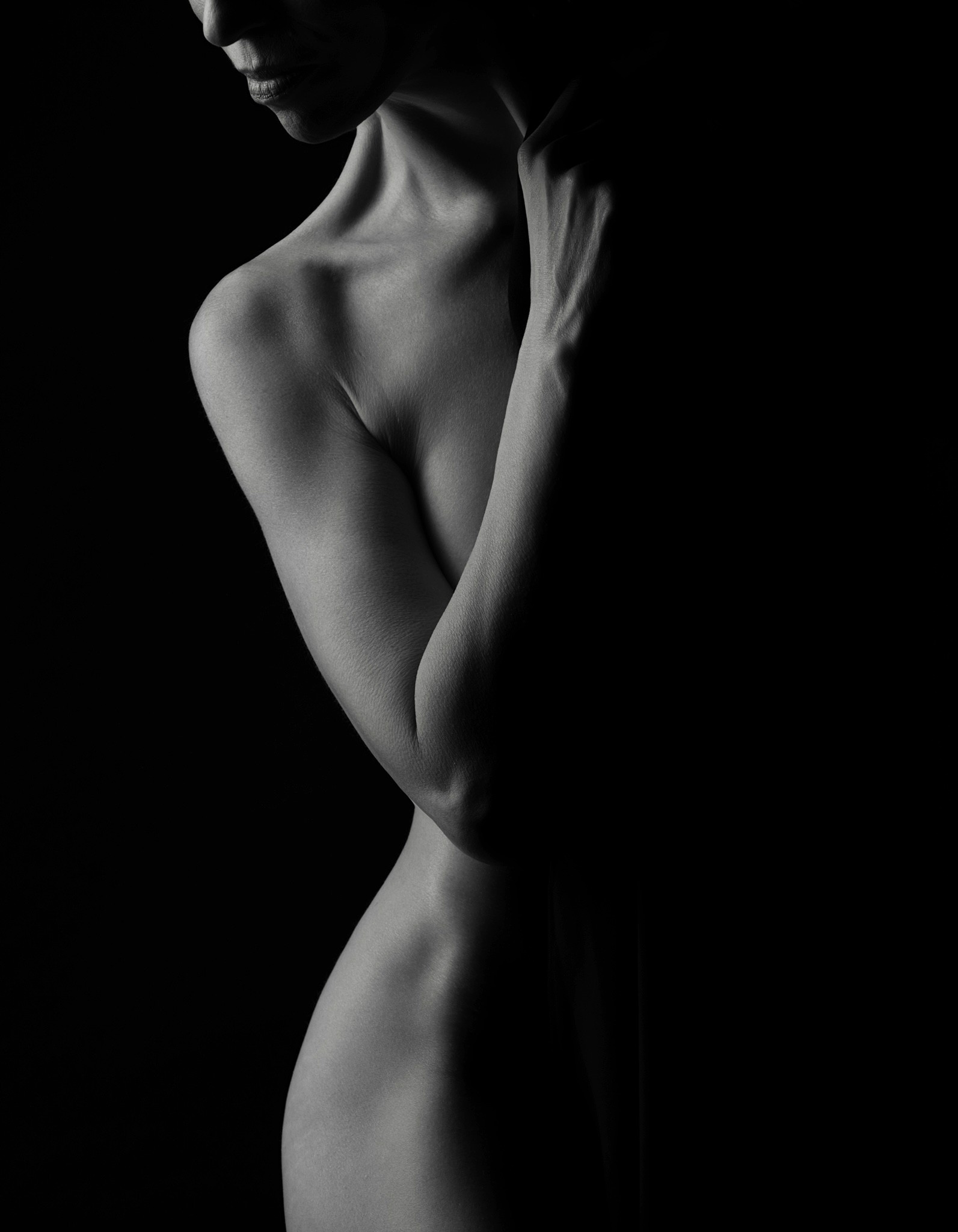 Agnieszka Czyzkowska fine art photography Warsaw female nude side view dark background black and white