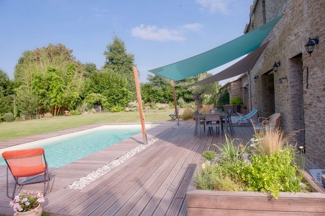 Terrasse avec toiles d'ombrage et piscine