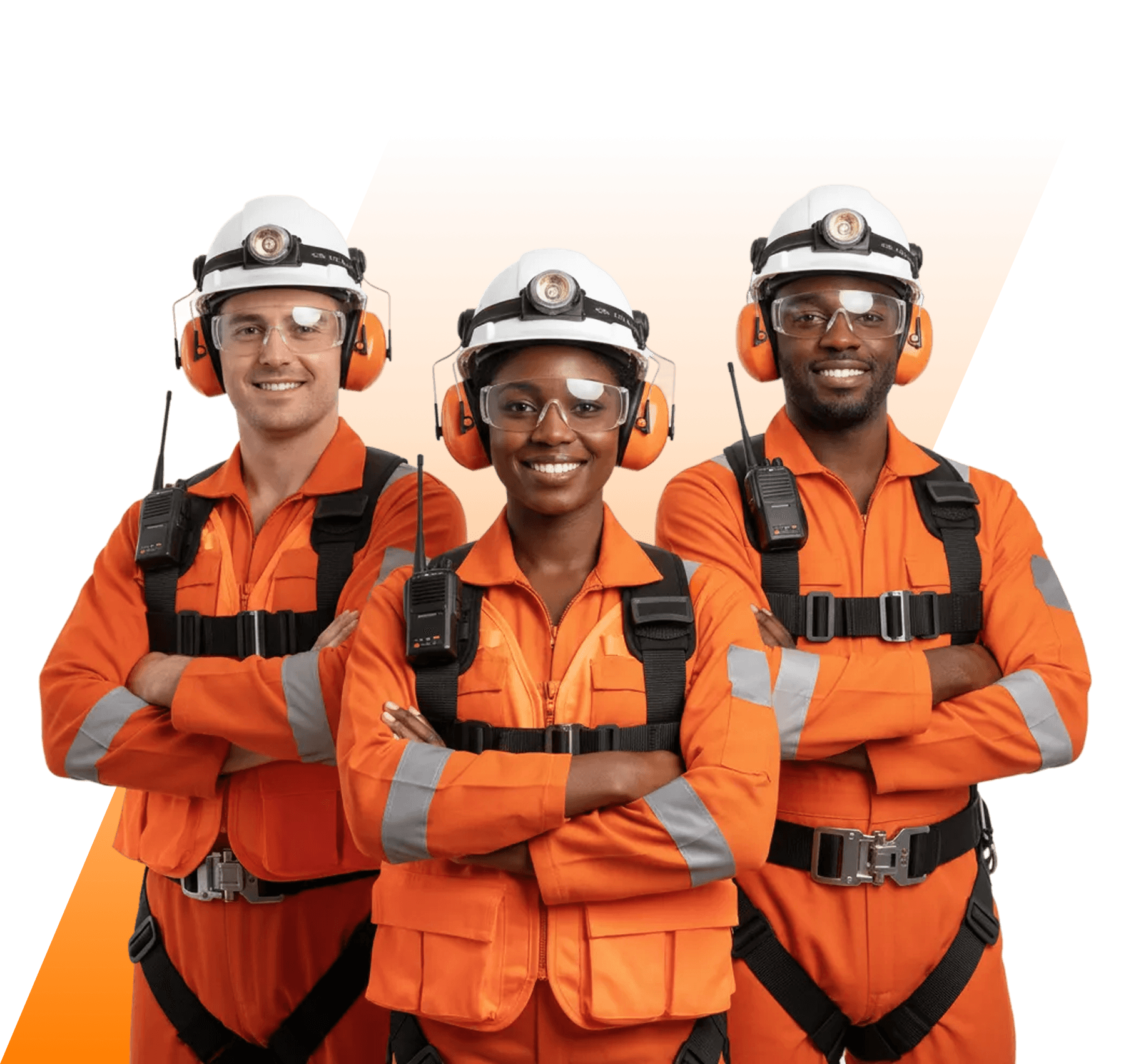 Homem e mulher, ambos com capacetes brancos e coletes de segurança (laranja e amarelo), sorrindo e com braços cruzados, segurando projetos. Representam profissionais de SSMA, engenharia ou supervisão de obras.