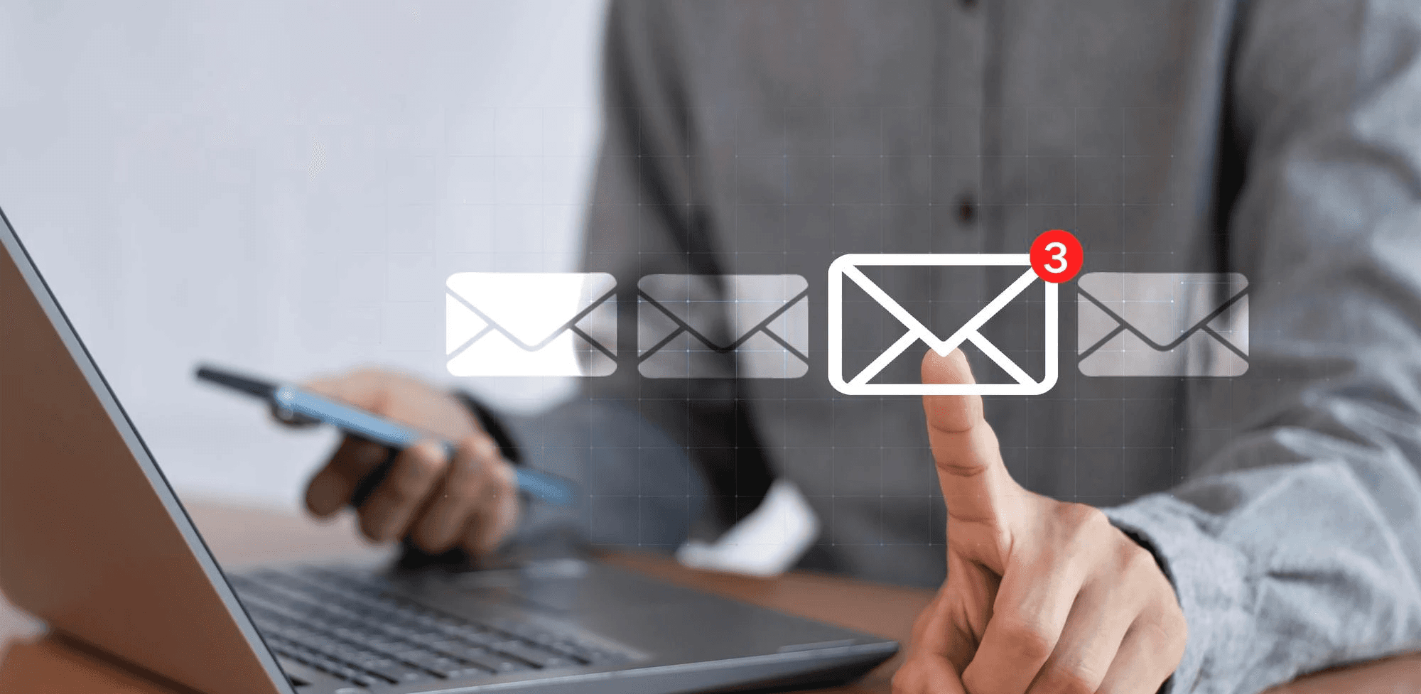 un usuario recibe un correo electronico y decide abrirlo mientras trabaja desde su notebook