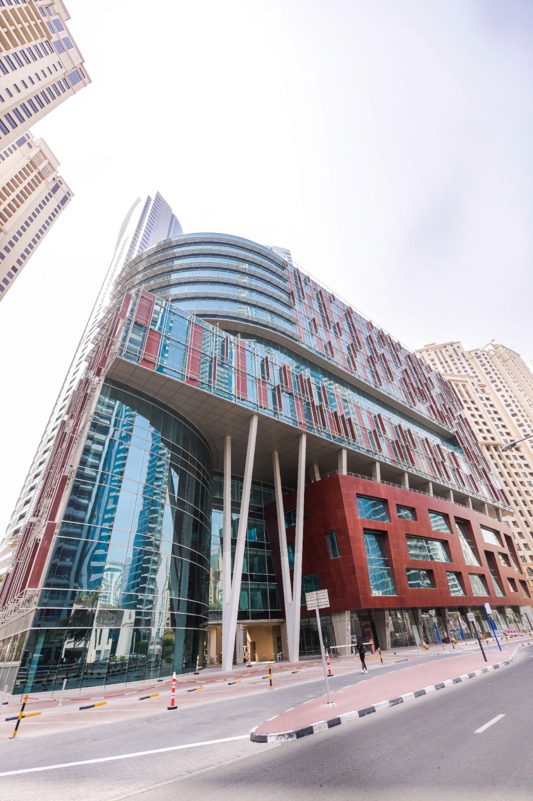 قاعة اجتماعات كبيرة بتصميم عصري تحتوي على شاشة عرض كبيرة.