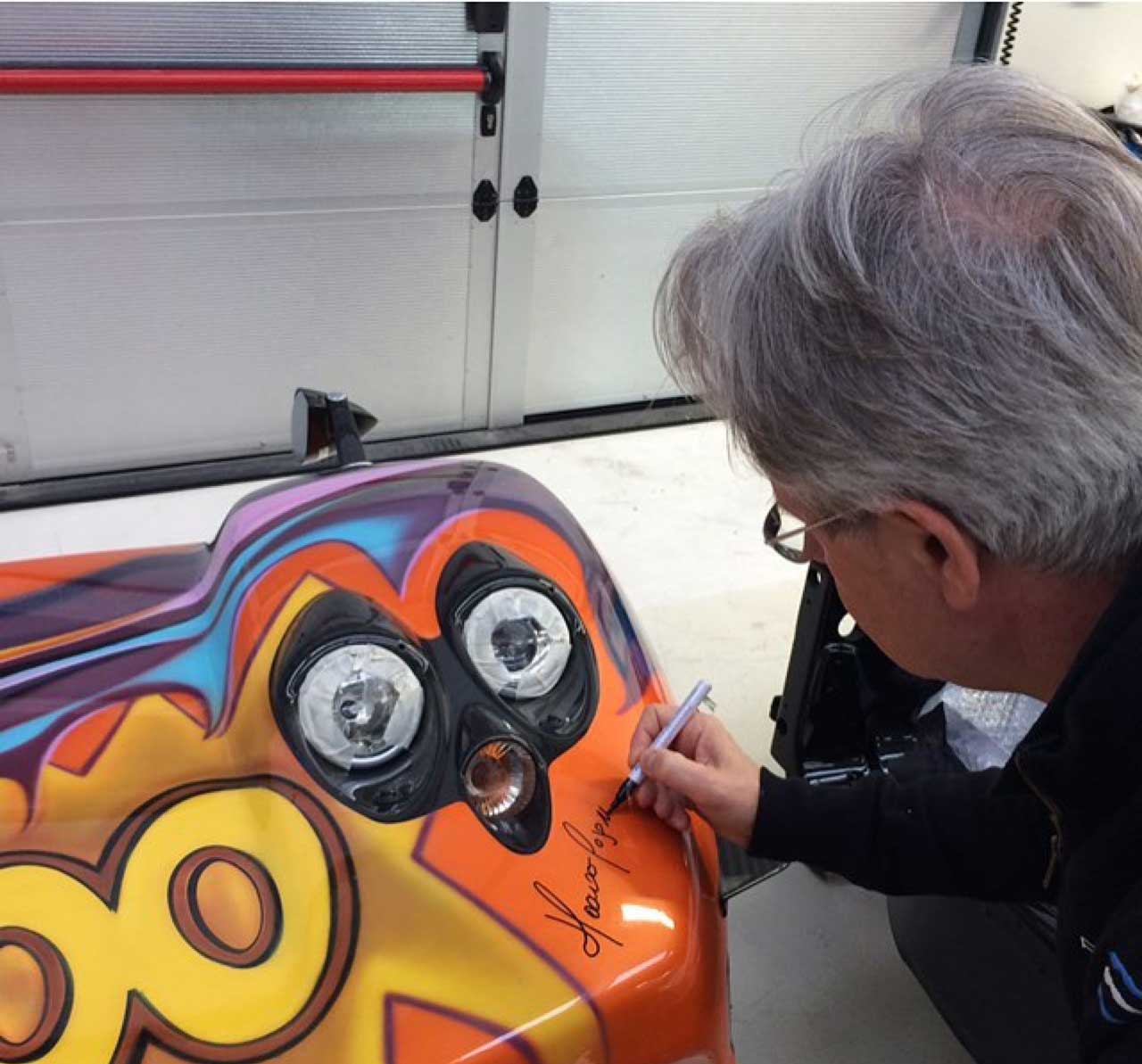 Pagani Zonda F intervenido por la artista plástica Daniela Boo firmado por su creador el diseñador Horacio Pagani, ganador del premio Compasso d'Oro MIlan en 2022.