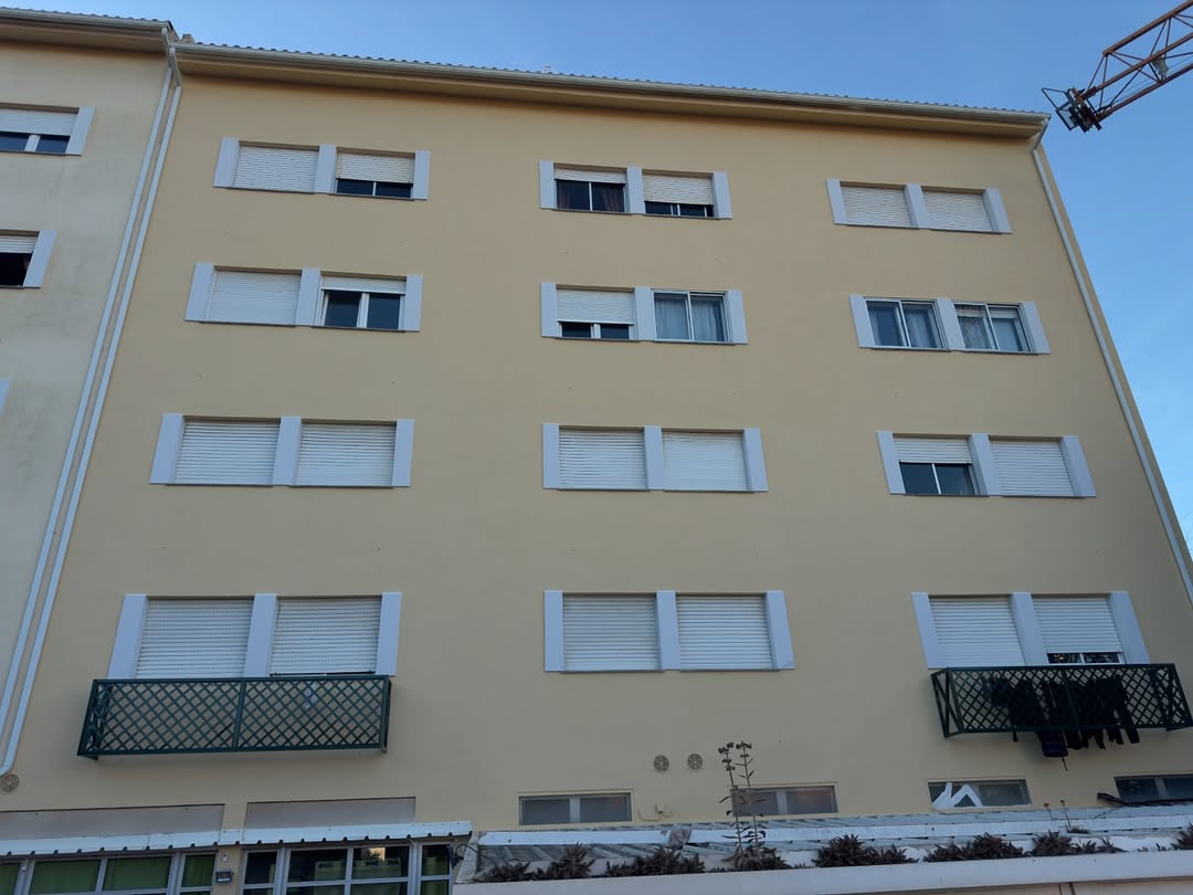 Pintura de fachada de prédio em Cascais pela Visual Up