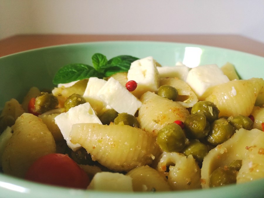 Conchiglie con piselli, feta e menta