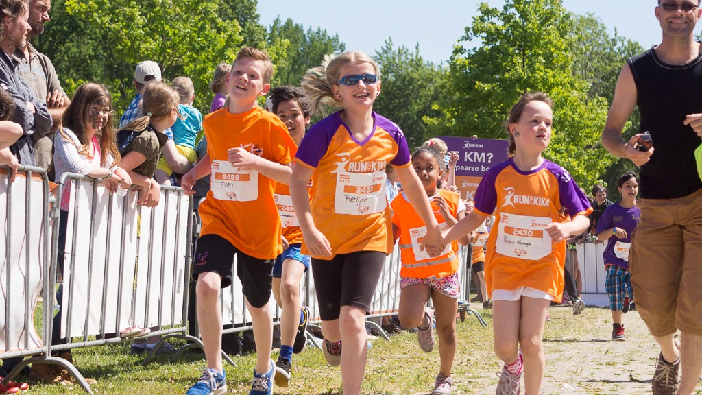 Kinderen rennen hand in hand