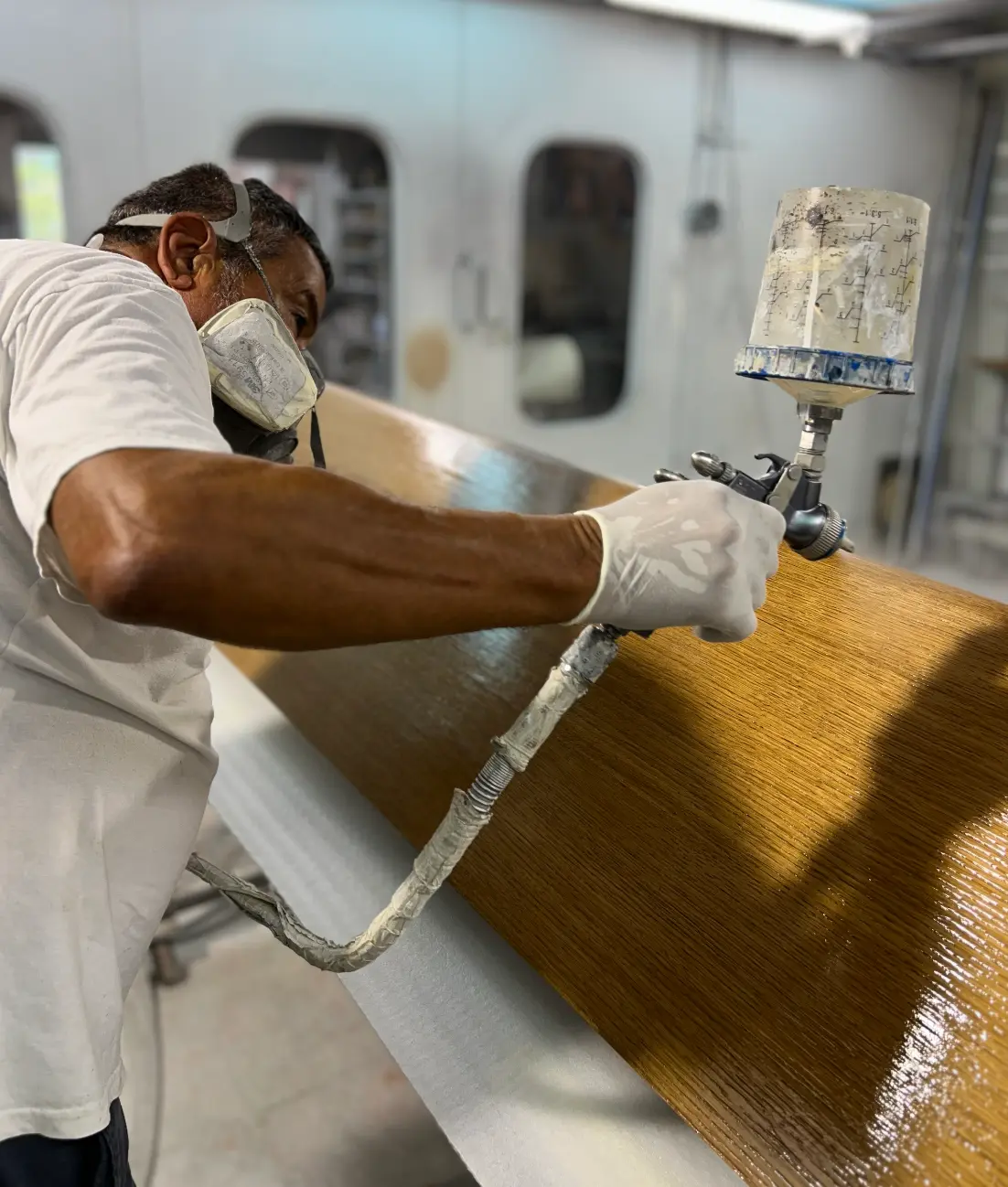 Verniciatura professionale di superfici in legno su yacht da Dario Yacht Painters a Sanremo