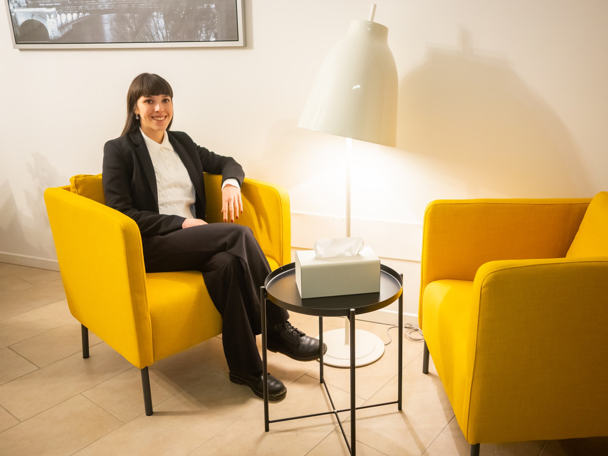 Valentina Gaudenzi Psicologa su una poltrona del suo studio