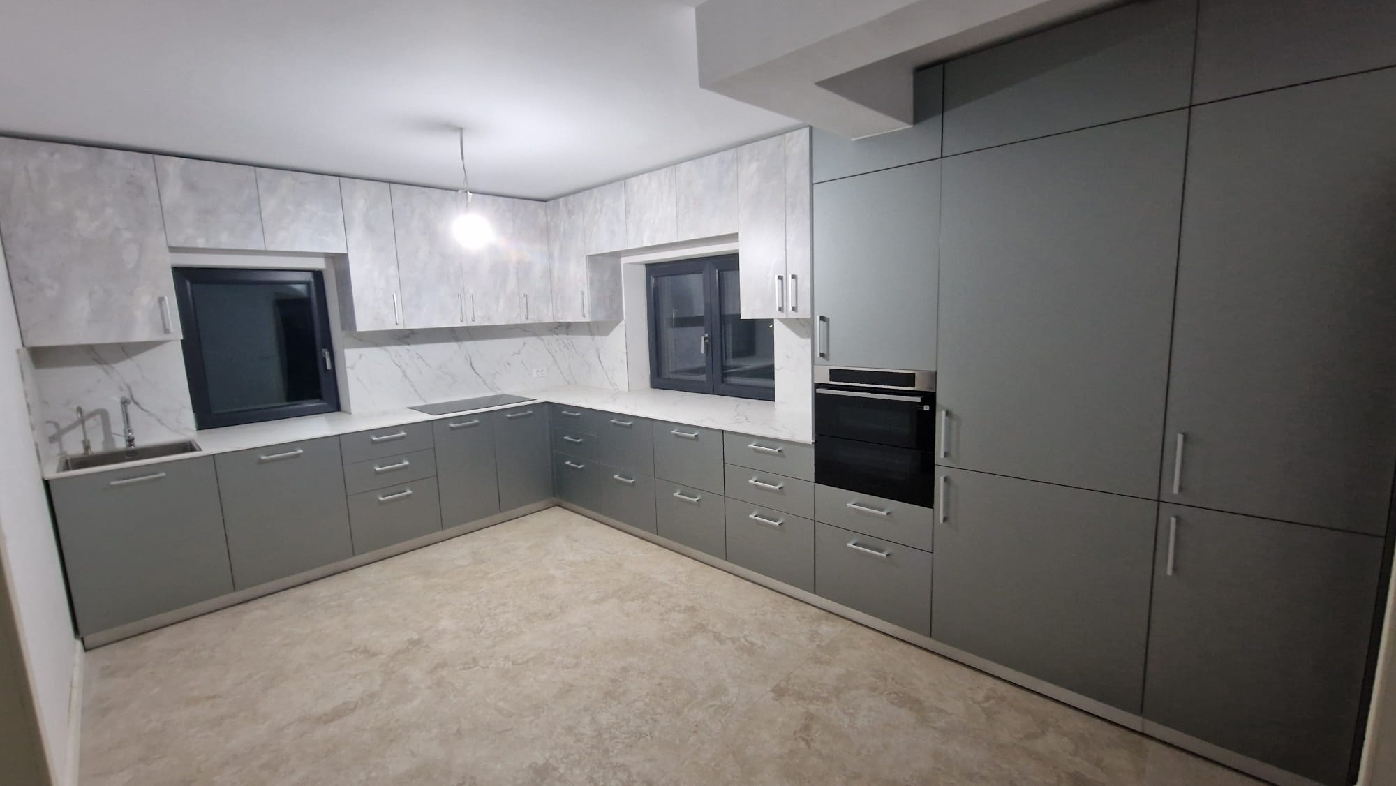 Aceeași cameră cu uși deschise: module cu rafturi și sertare interioare, acces facil.