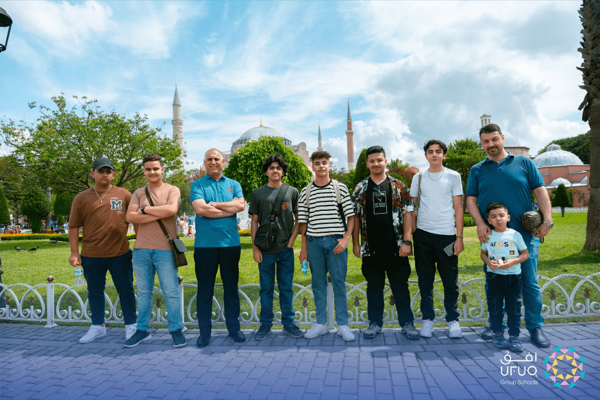 صورة جماعية لطلاب يقومون برحلة سياحية