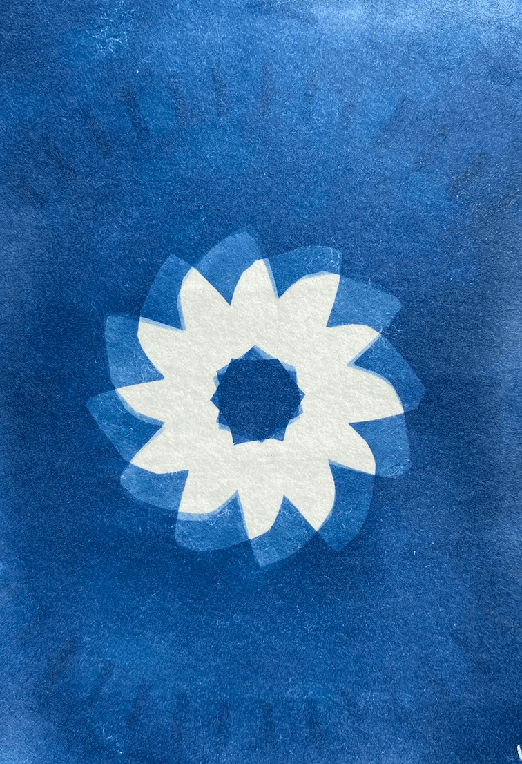 Abstrakte blaue Strukturen auf Papier, erzeugt durch unterschiedliche Belichtungsstärken und UV-Licht im Cyanotypie-Prozess.