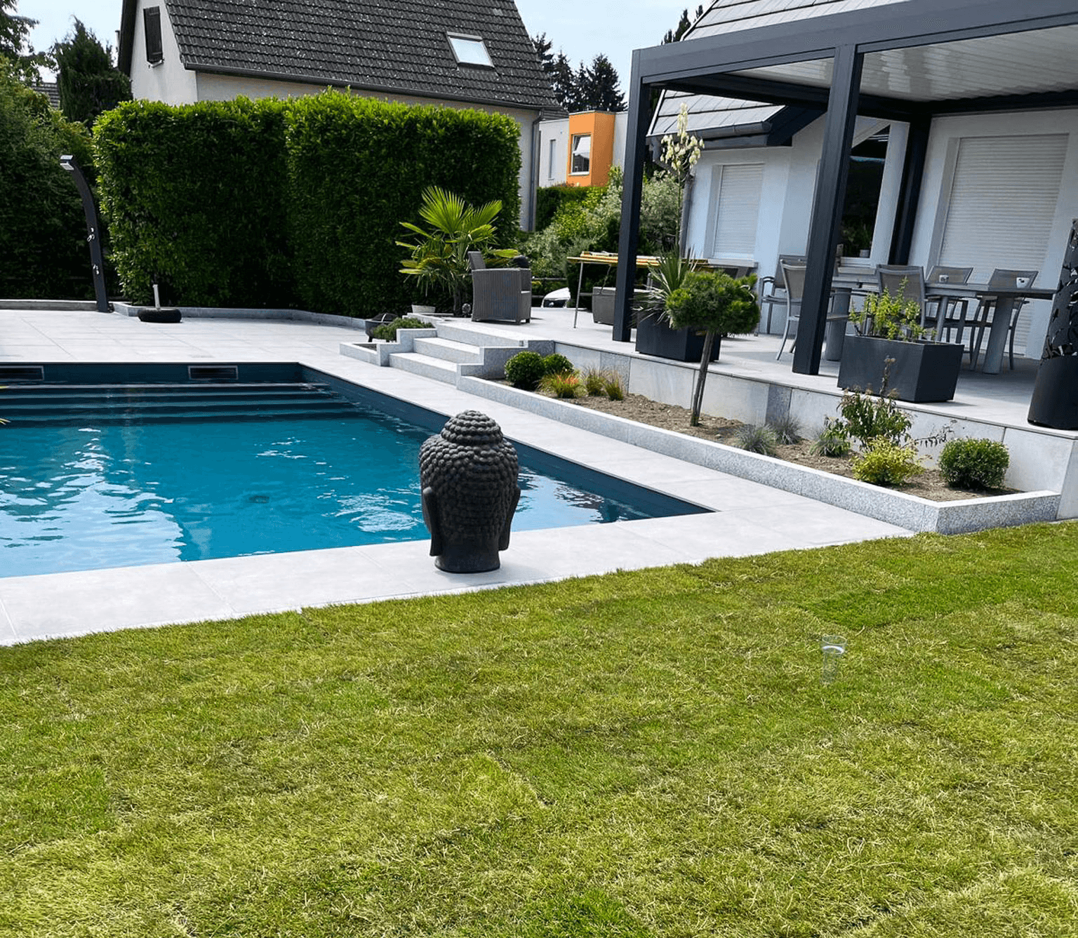 Pavage contemporain et allée aménagée à Aspach par Acqua Terra dans le Haut-Rhin