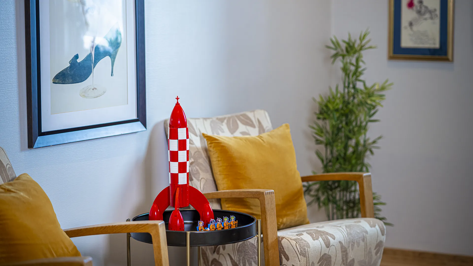 LEGO® Ideas 21367 Tintin® månerakett utstilt i et moderne interiør
