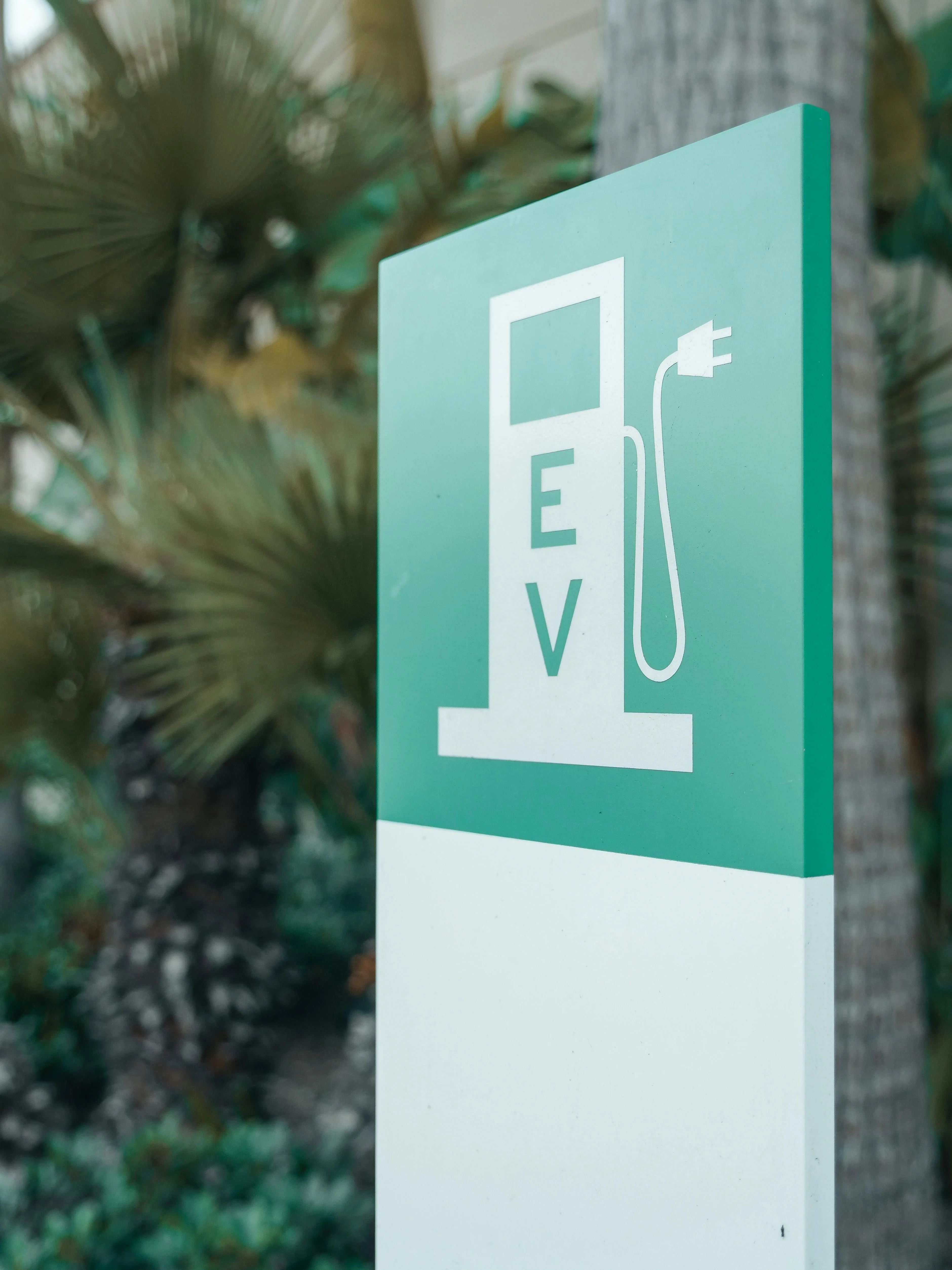 Signalétique EV illustrant la transition vers la mobilité électrique et les bornes de recharge écoresponsables. 🌱