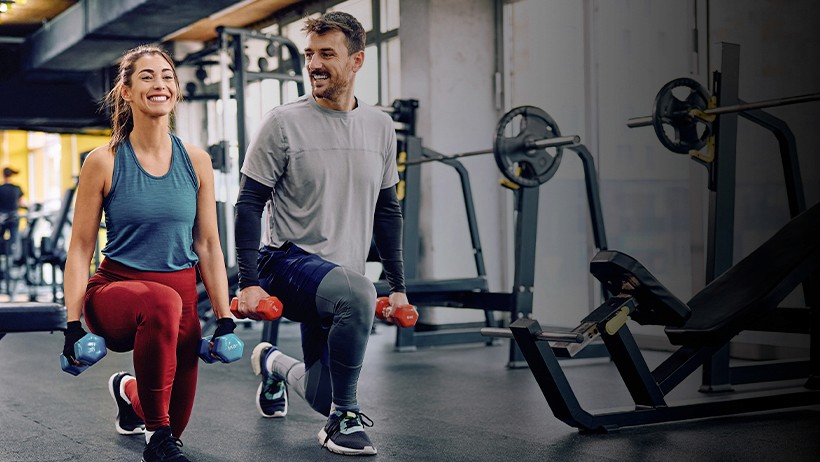 Zwei Teilnehmerinnen der EWOS bei XTRAFIT laufen auf Laufbändern im XTRAFIT-Gym. Regelmäßiges Training verbessert die Herz-Kreislauf-Gesundheit und hebt die Stimmung – ein aktiver Lebensstil in Action.