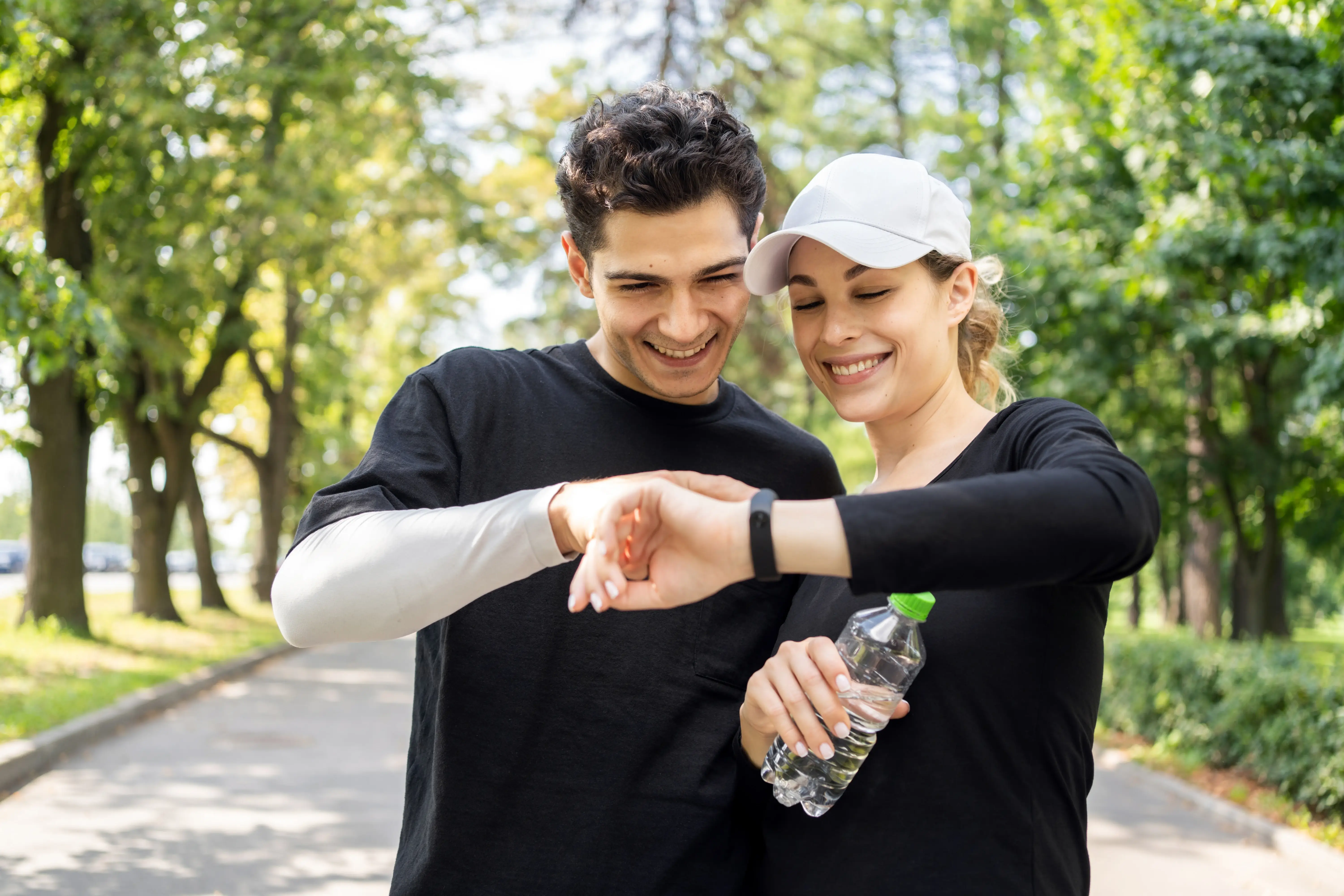 Pareja disfrutando de actividad física al aire libre, representando un estilo de vida saludable y consciente.