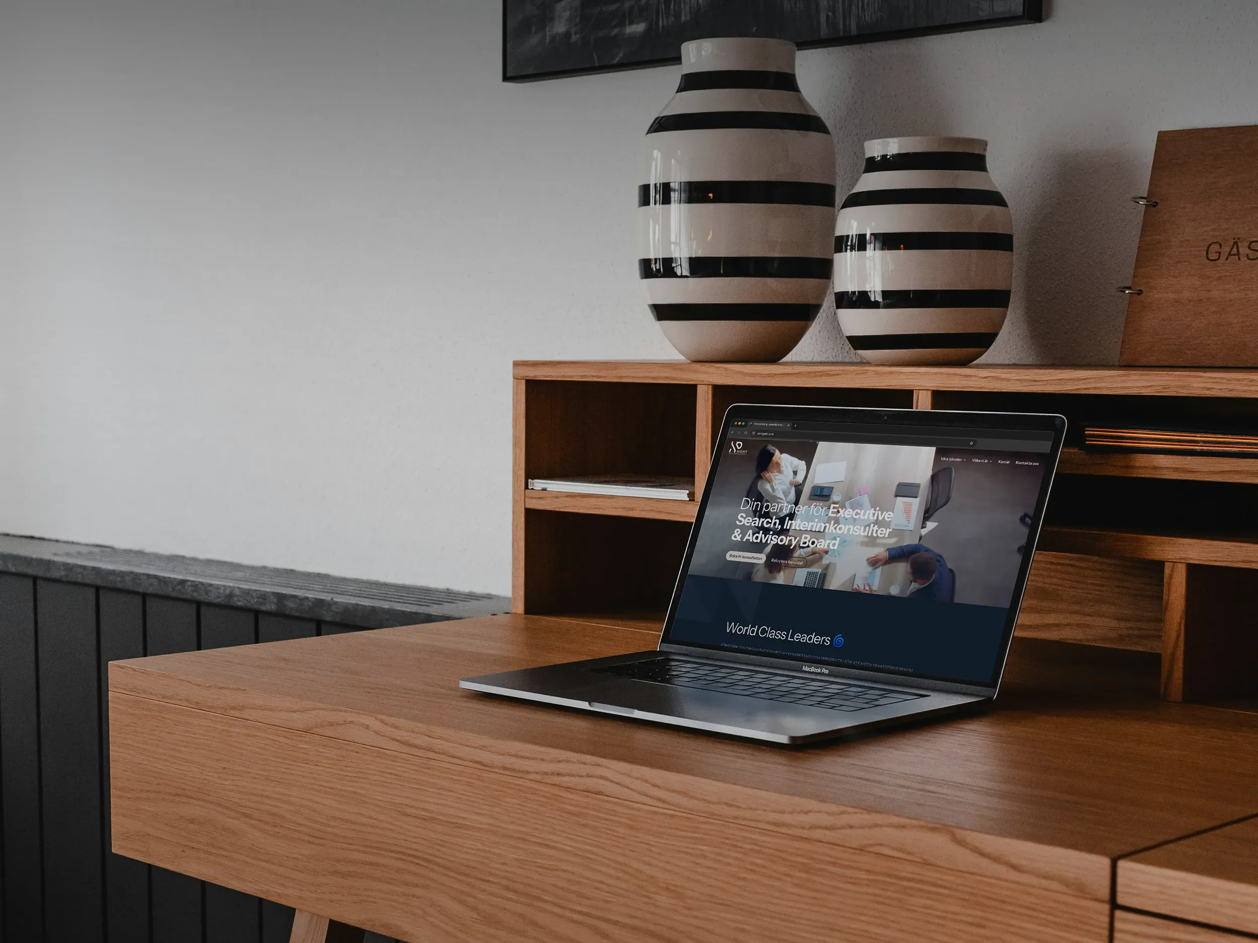 En macbook på ett skrivbord