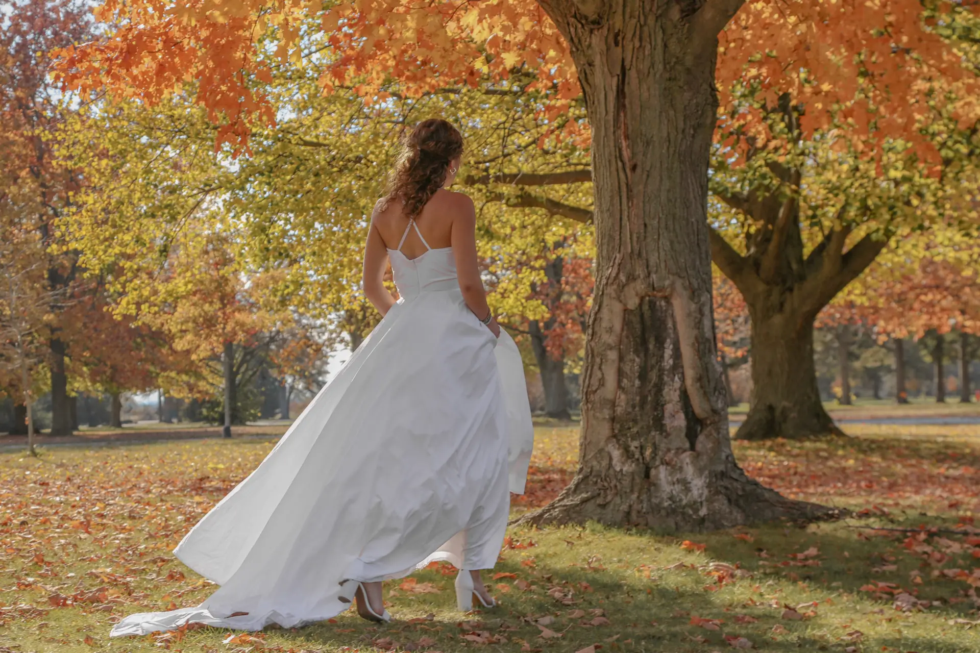 couple outdoor sunlight pose