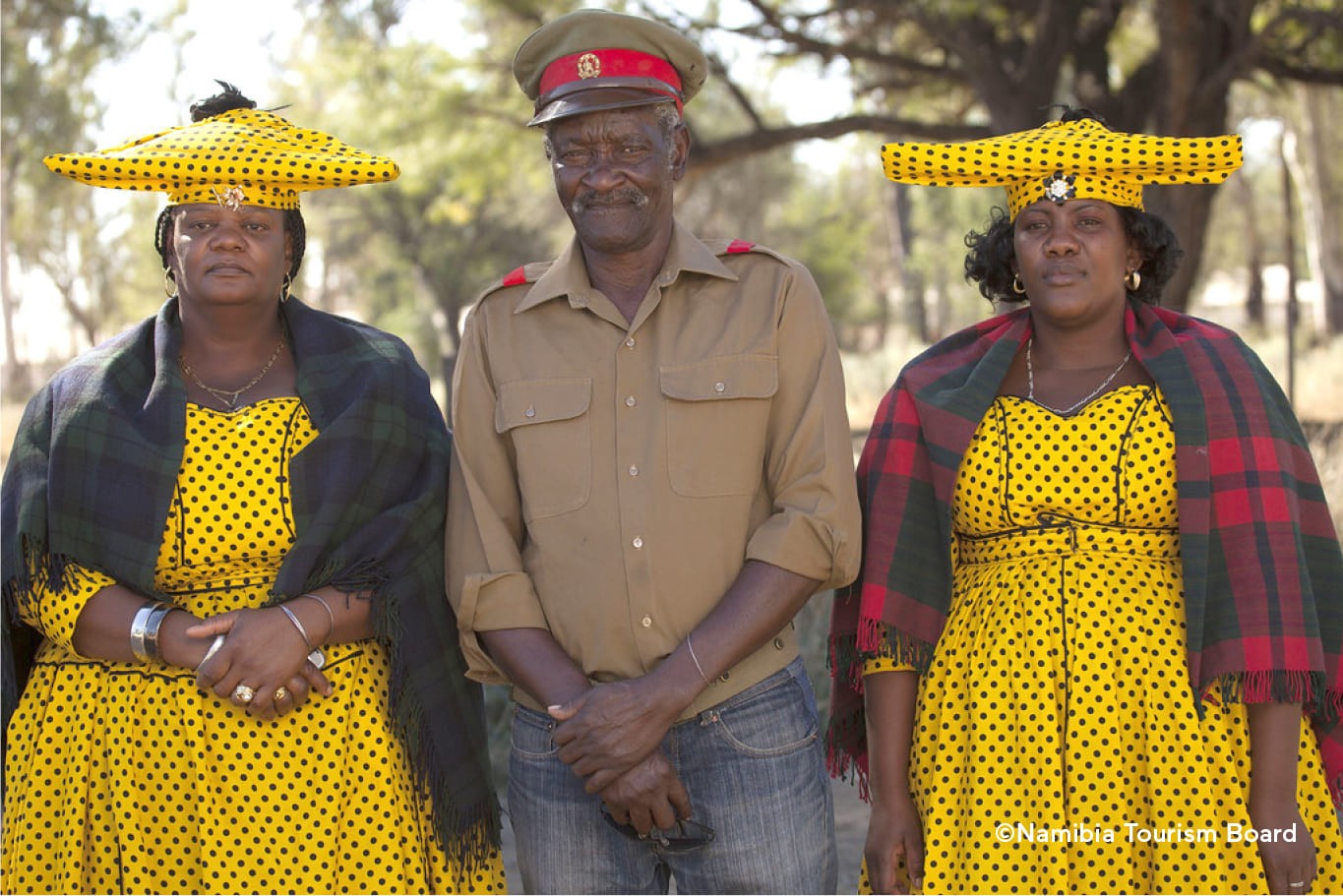 Menschen in traditioneller Herero-Kleidung in Namibia