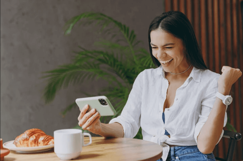 Mulher jogando no smartphone