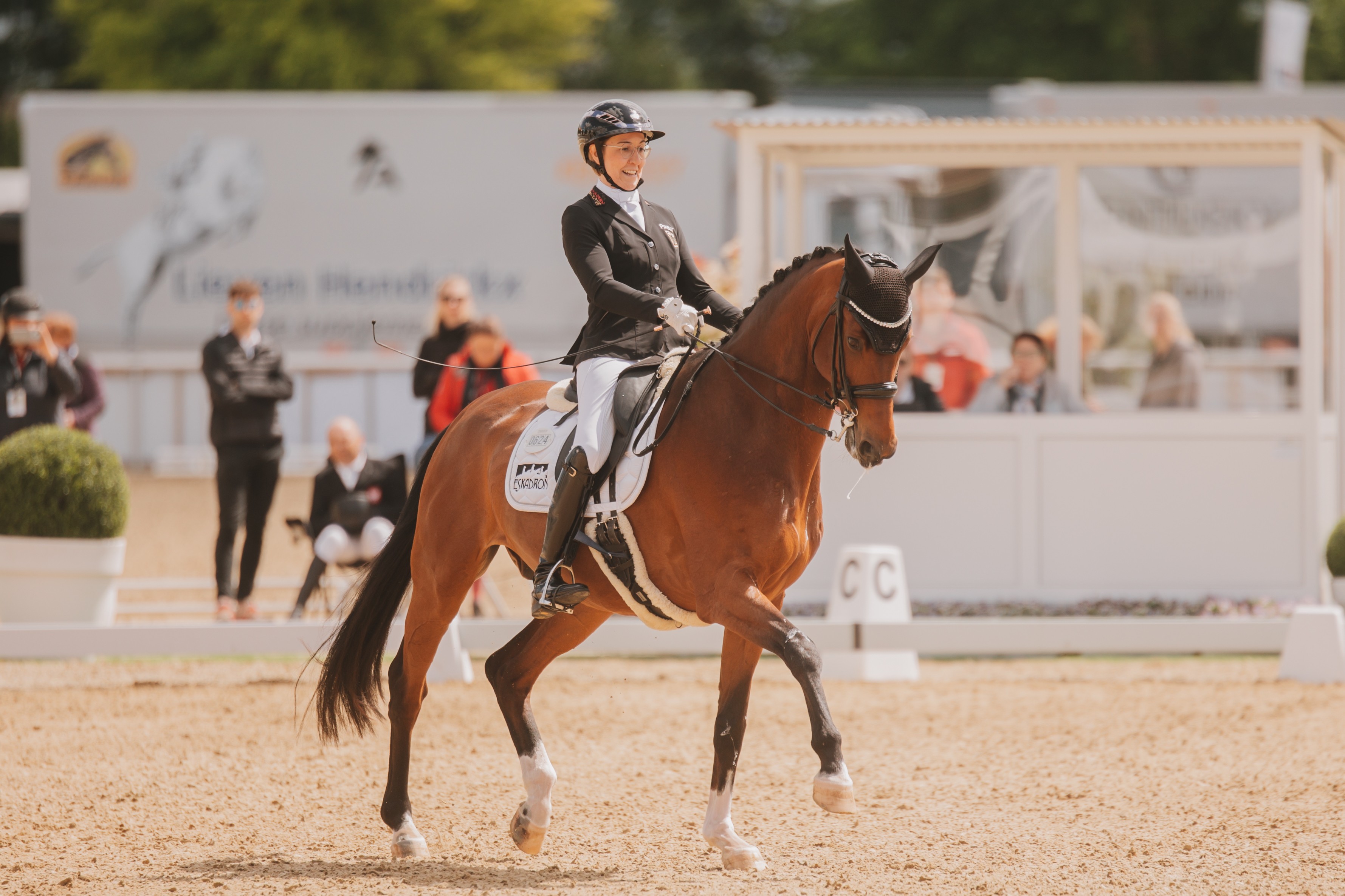 Gianna Regenbrecht auf dem Pferd bei einem Dressur-Turnier