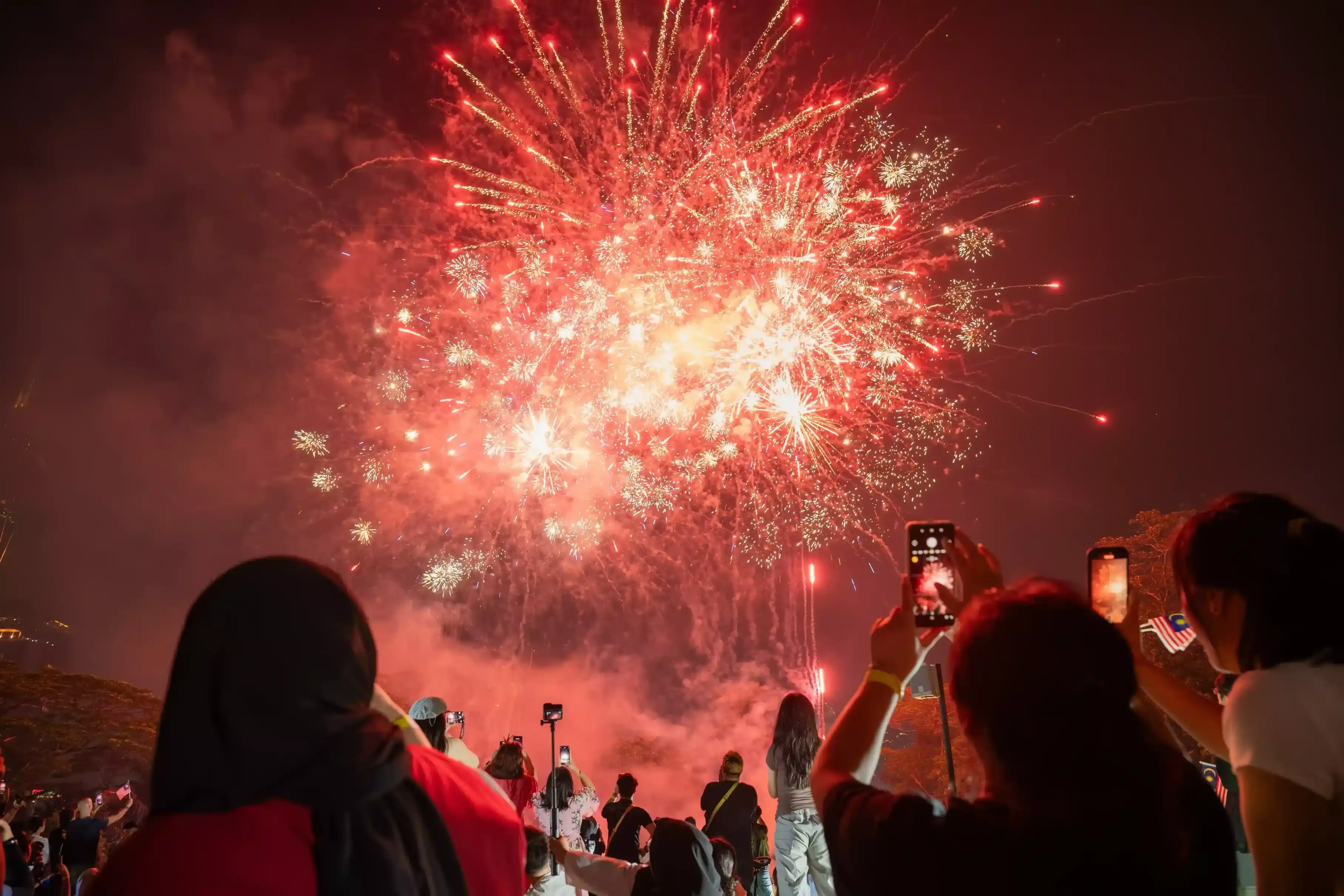 couple-at-kuala-lumpur-tower-sky-deck-panaromic-skyline
