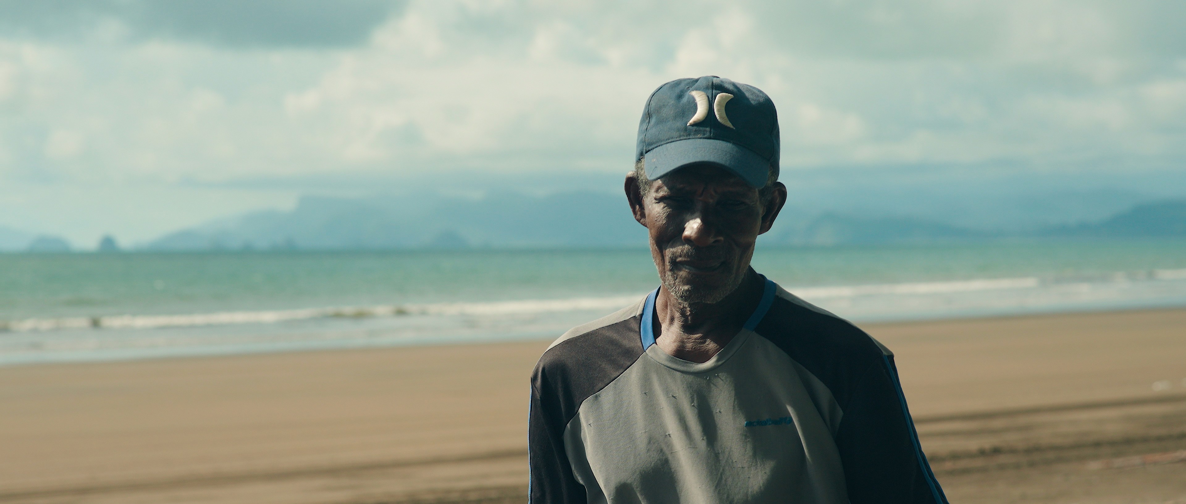 Personaje de documental en playa de Nuquí