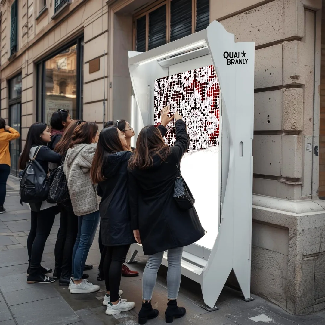 Affiche du quai Branlty mettant en scène une déchirure du papier de l'affiche, permettant d'entrer à travers le papier directement dans l'exposition, interactive, en ville