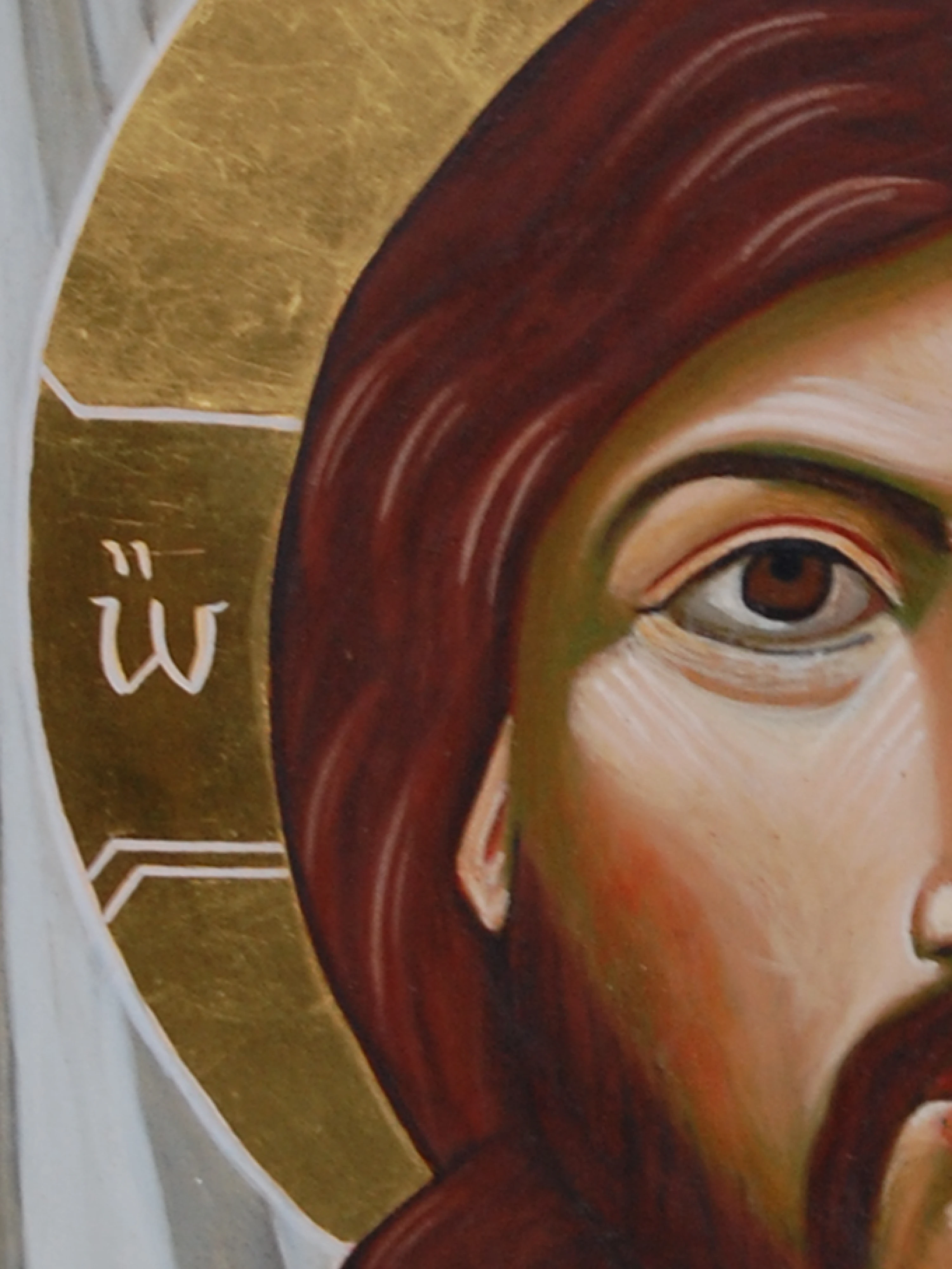 detal twarzy Jezusa Chrystusa na ikonie religijnej złoty nimb