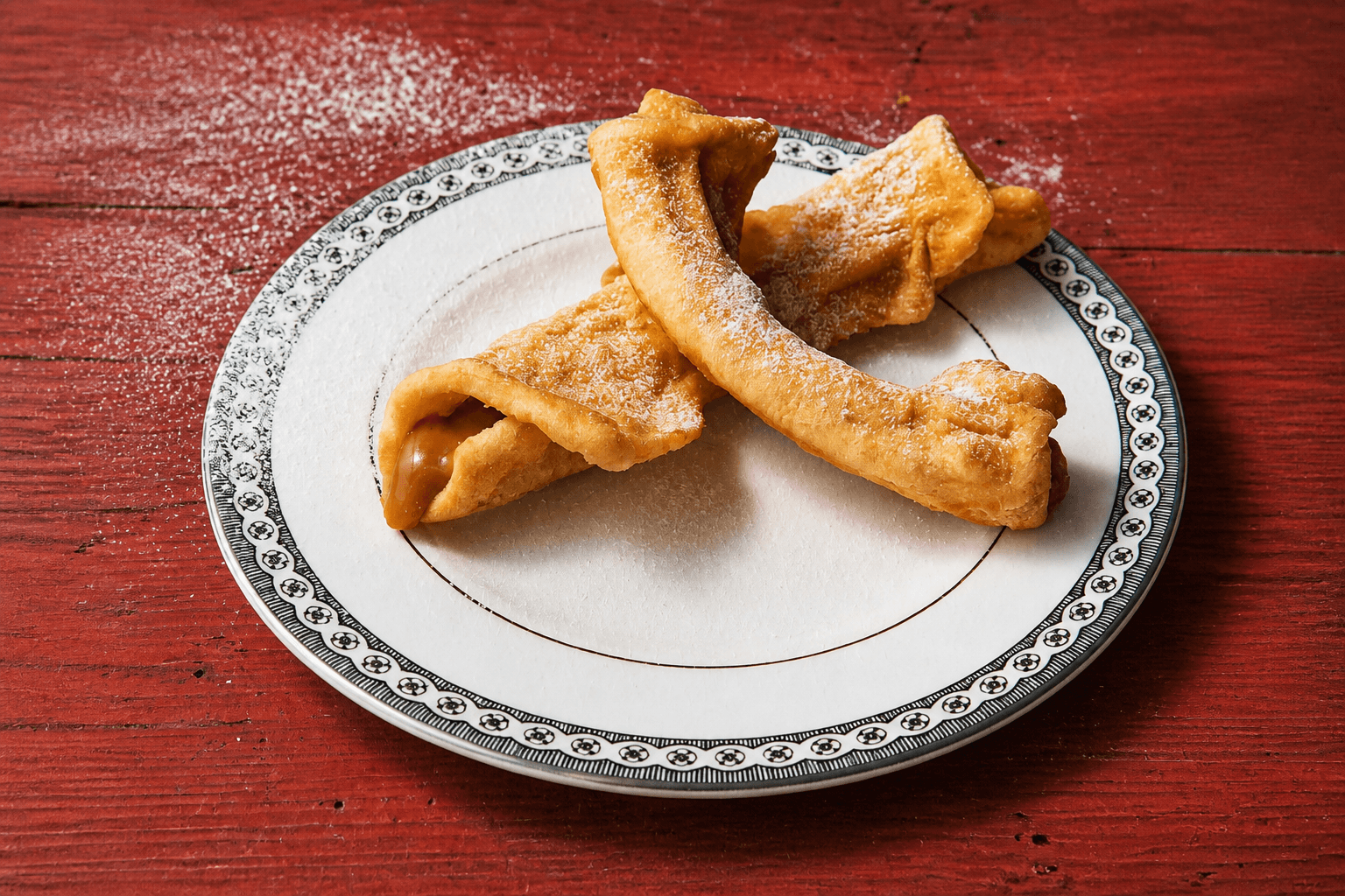 Tubes frits au dulce de leche — photographie recadrée du plat