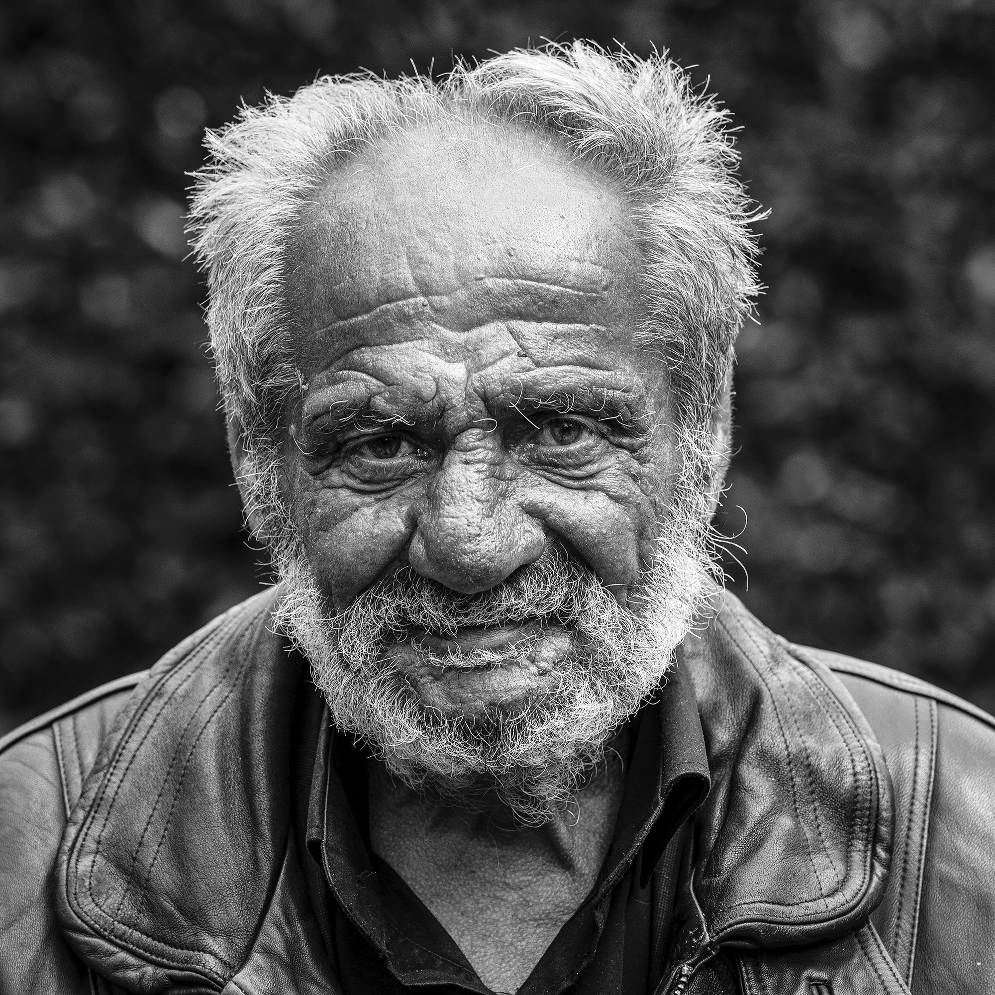 Frederic Bourcier, photographe documentaire, réalise des portraits d’un sans domicile fixe qui vient régulièrement lui rendre visite à son atelier. A travers ces photos, on peut voir les saisons , son humeur et surtout son état de fatigue.