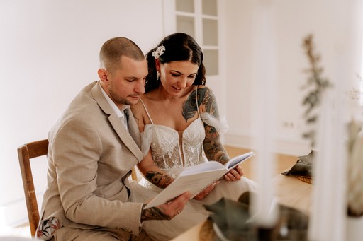 Brautpaar betrachtet Hochzeitsalbum