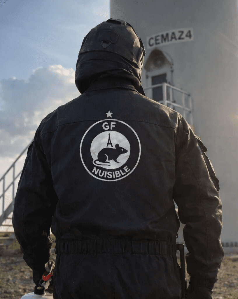 Technicien de GF nuisibles entamant une désinsectisation professionnelle  en Île de France