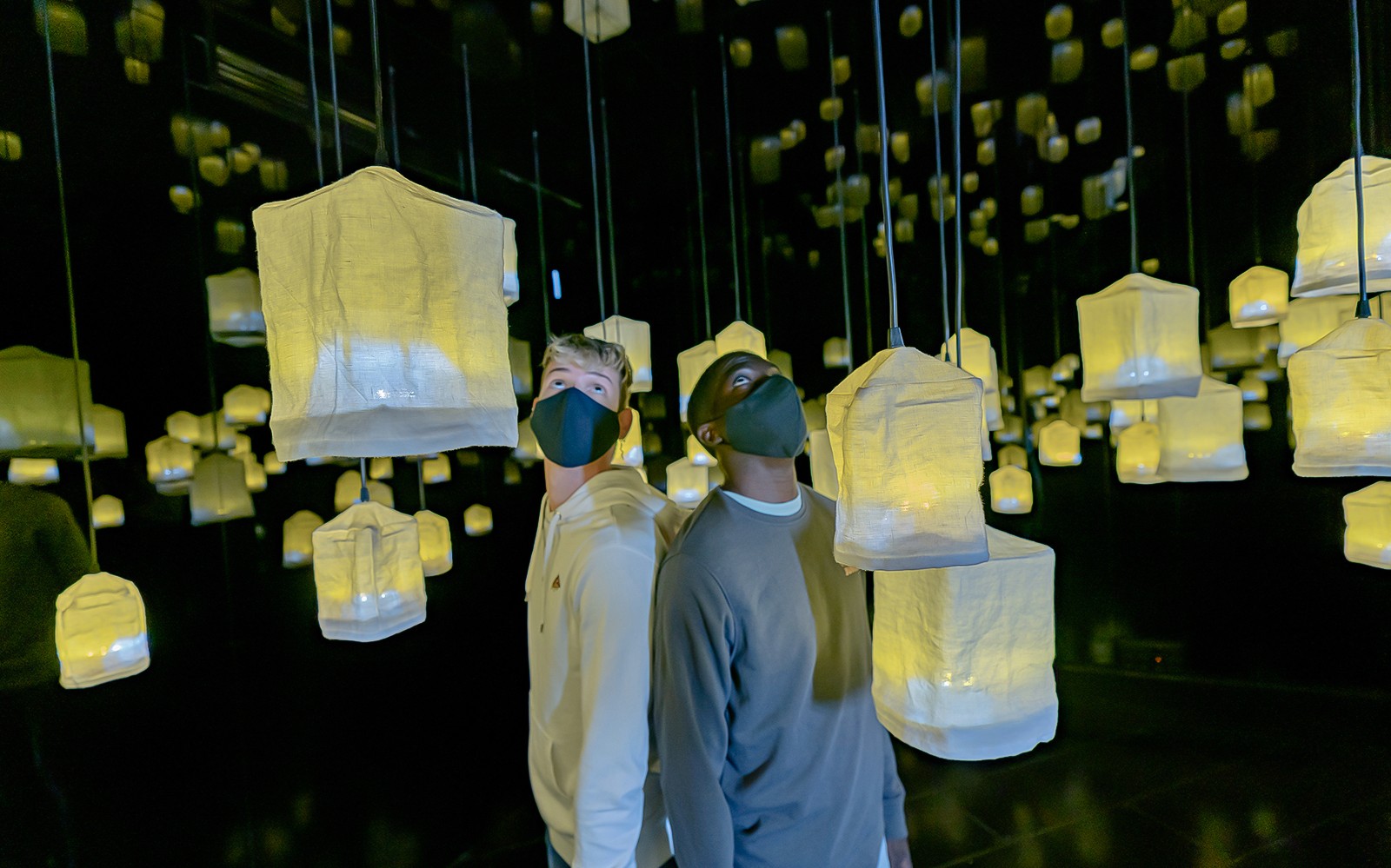 Besøkende utforsker opplyste lanterner hos Ikono i Madrid.