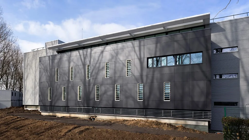 Façade industrielle moderne en métal gris — photo bâtiment Lille | Anteale Yann Manac’h