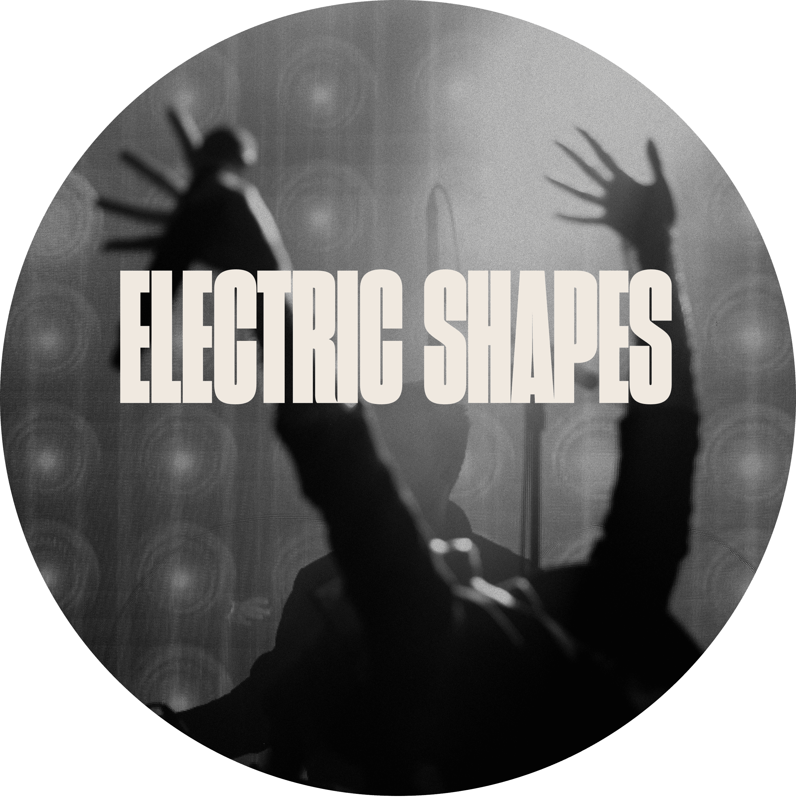 Dynamiczna, czarno-biała grafika zespołu Electric Shapes przedstawiająca energetyczną atmosferę koncertową z sylwetkami rąk uniesionych w górę na tle mocnych świateł scenicznych.