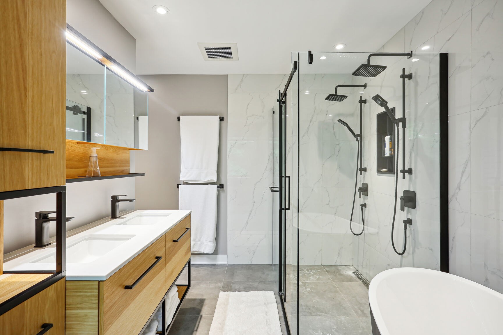 Vanité double avec rangements sur mesure, robinetterie noire.