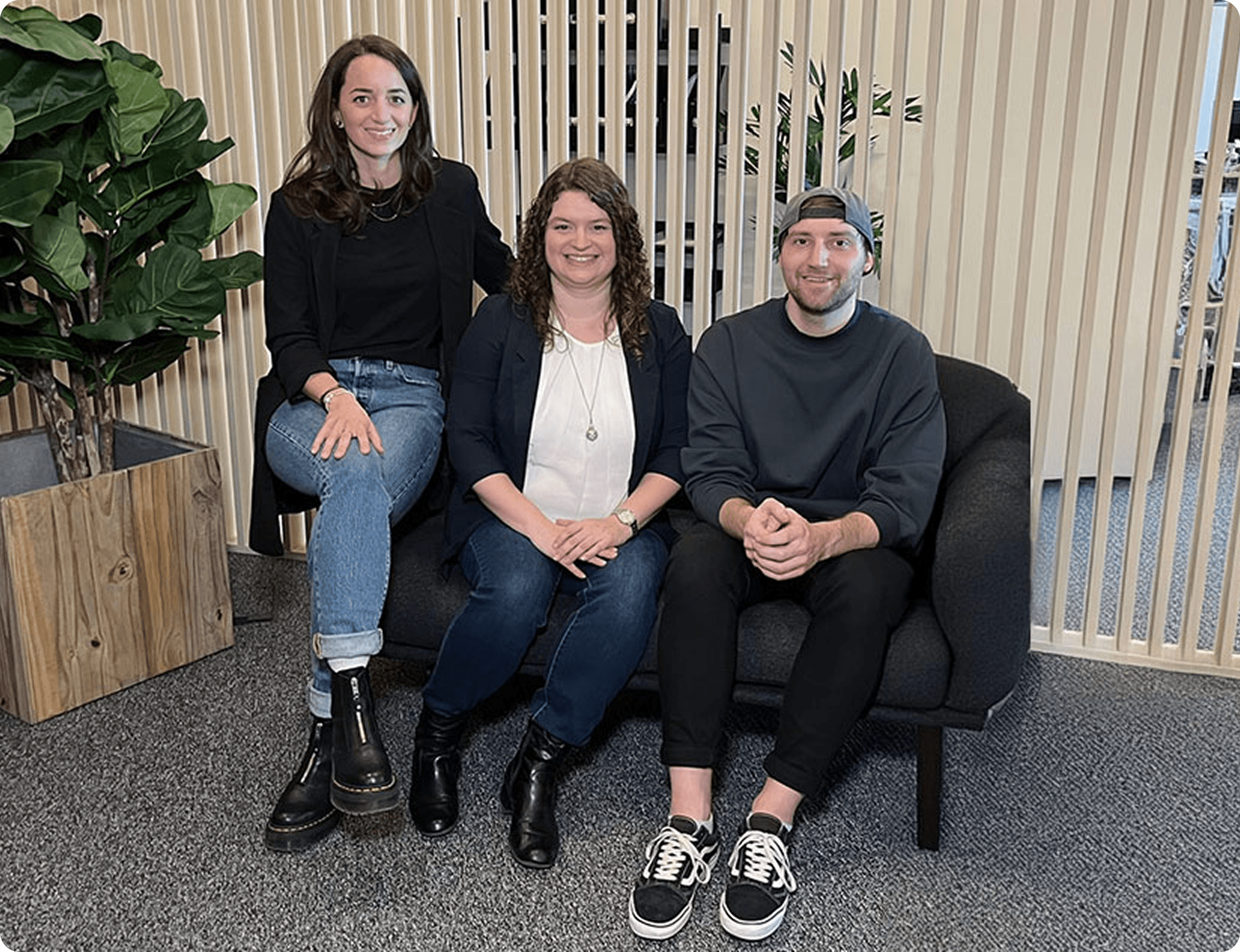 Group photo of the Sovendus People team in the office