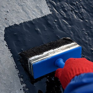 專業防水工程：師傅塗抹黑色防水膠（黑膠）瀝青塗層，解決天台及地面漏水問題，提供香港專業防水工程服務。