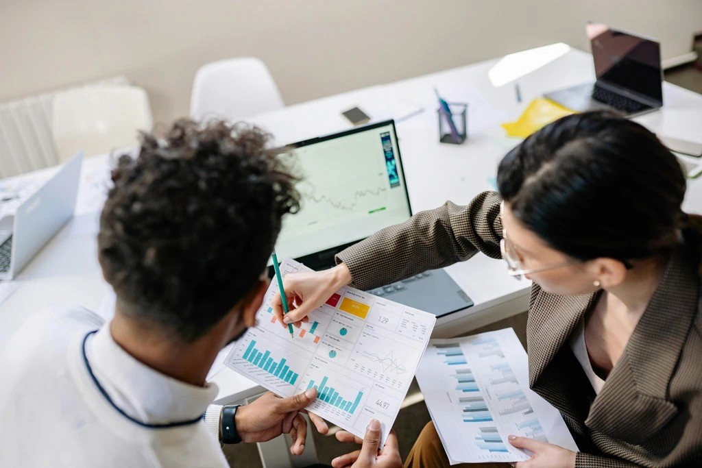 Interface de suivi de flotte avec géolocalisation et statut des véhicules en temps réel