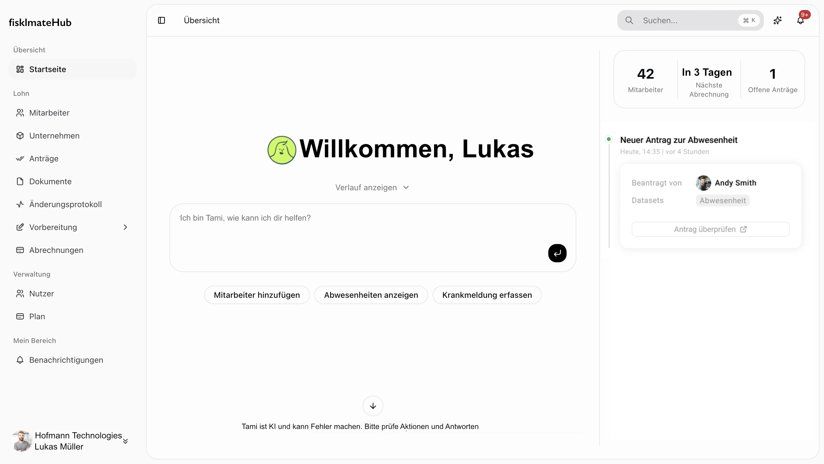 Fisklmate-Startseite mit KI-Chat-Eingabe, Schnellaktionen (Mitarbeiter hinzufügen, Abwesenheiten anzeigen, Krankmeldung erfassen) sowie Kennzahlen zu 42 Mitarbeitern, nächster Abrechnung in 3 Tagen und 1 offenem Antrag zur Abwesenheit