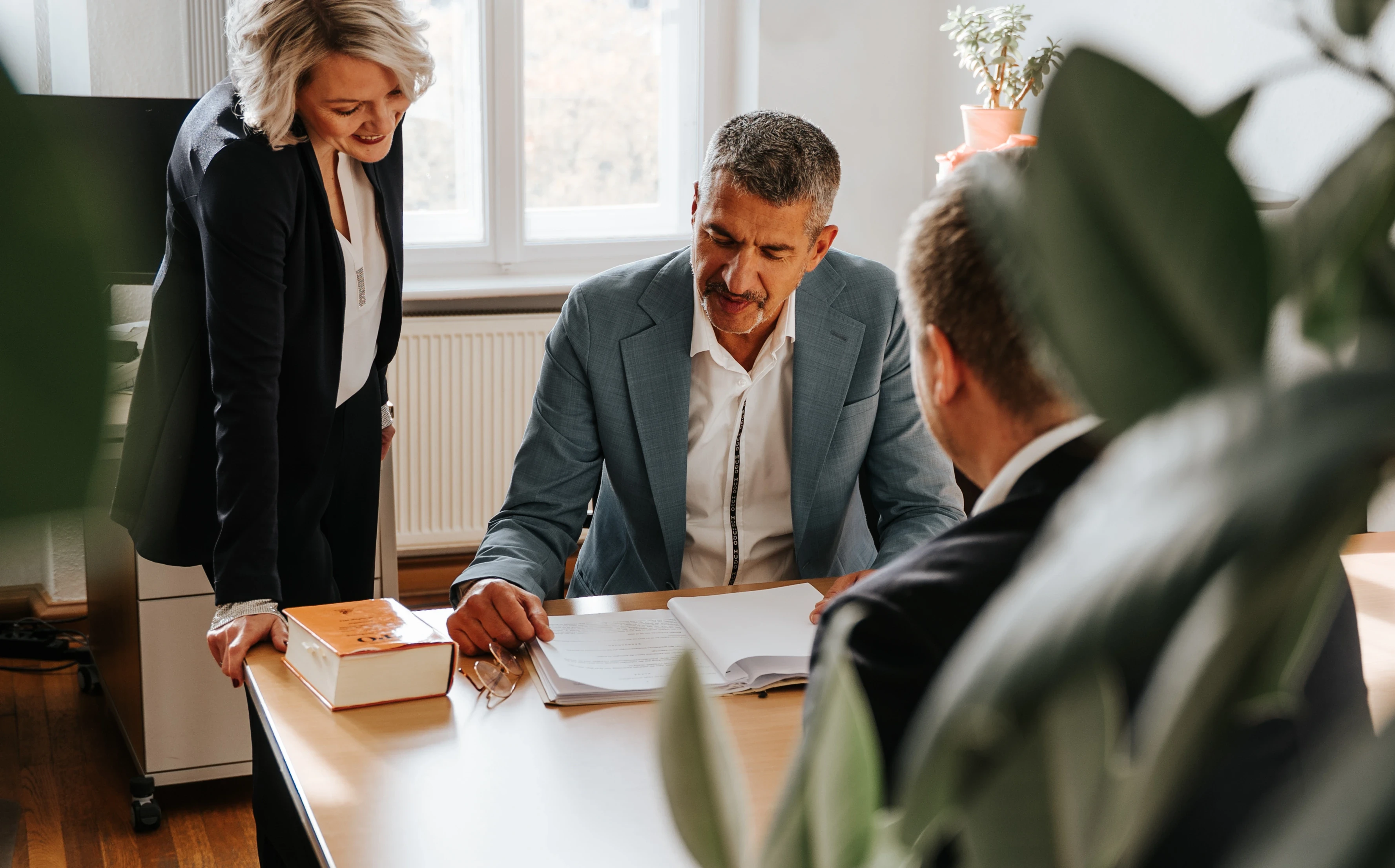 Anwälte erläutern Mandanten transparent die Gebührenstruktur anhand von Dokumenten