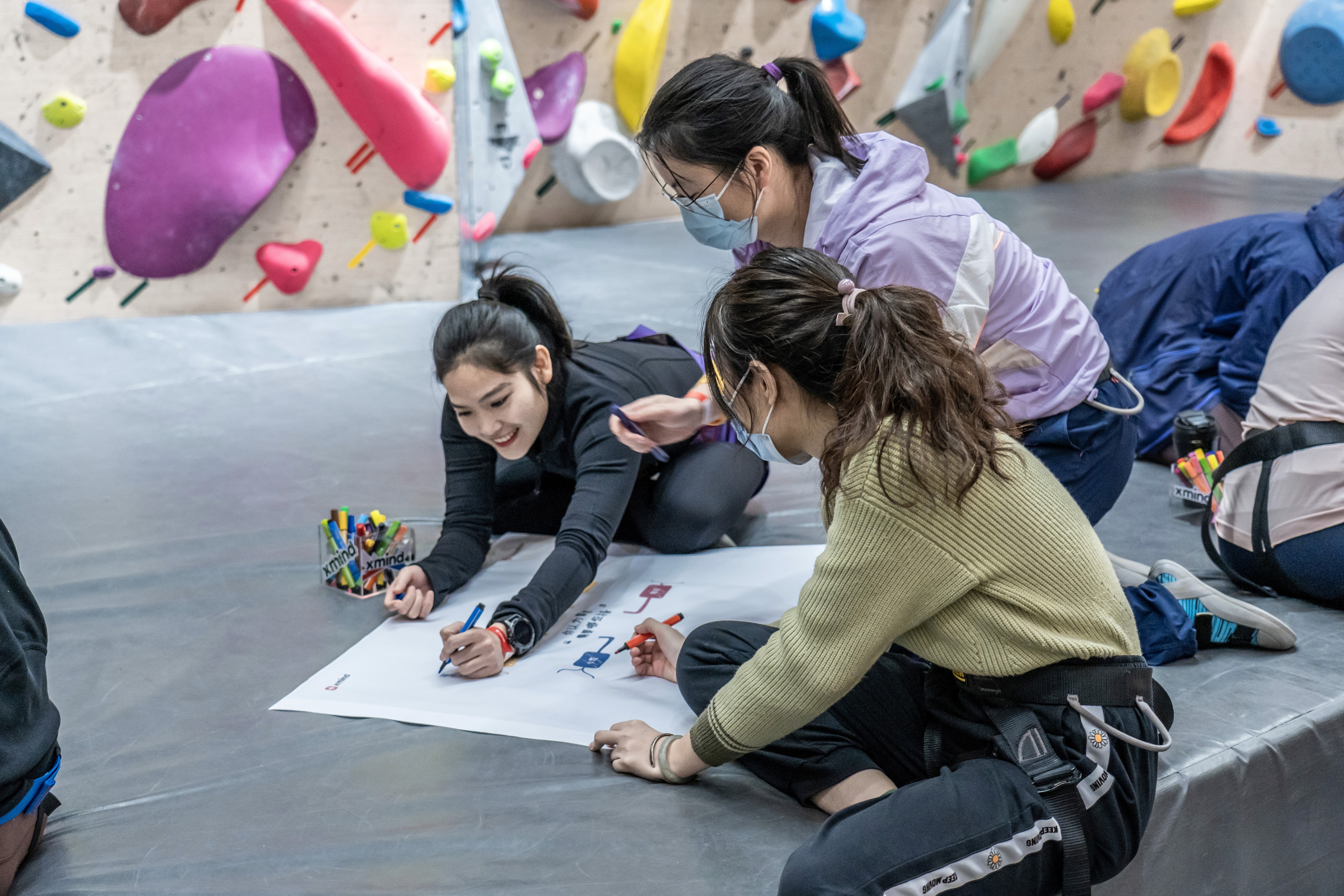 三名女性在绘制思维导图