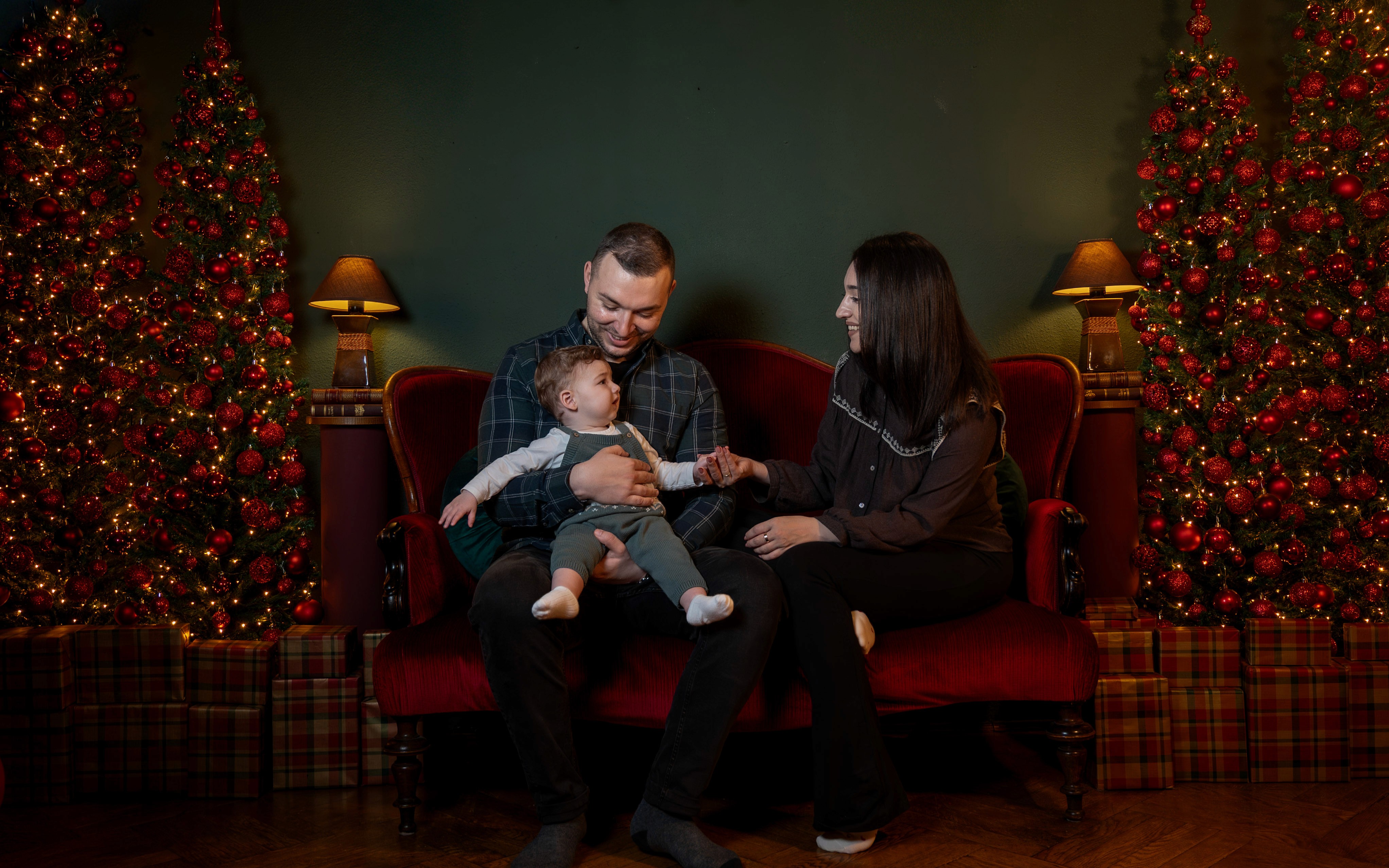 Ședință foto de familie de Crăciun cu părinți și copil, atmosferă cozy în studio