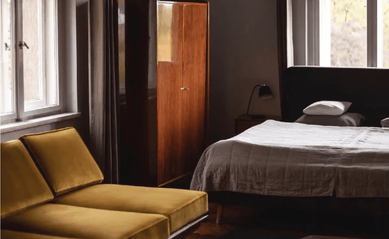 Sypialnia dla gości w Villa Stara Apteka przygotowana dla gości odwiedzających Srebrną Góre 