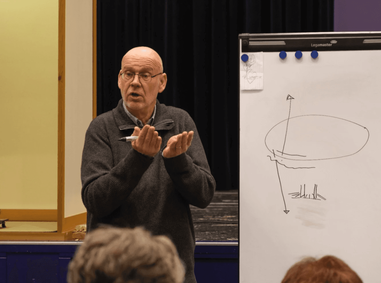 mensen die aan bonsai bomen werken