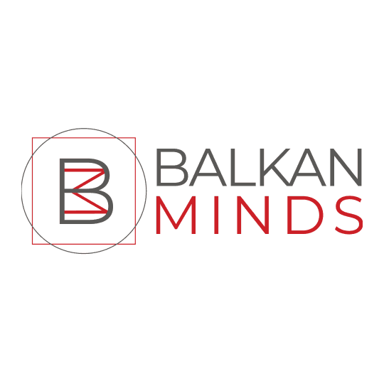 Logo von Balkan Minds, mit einem stilisierten 'B' und Schriftzug in Grau und Rot.