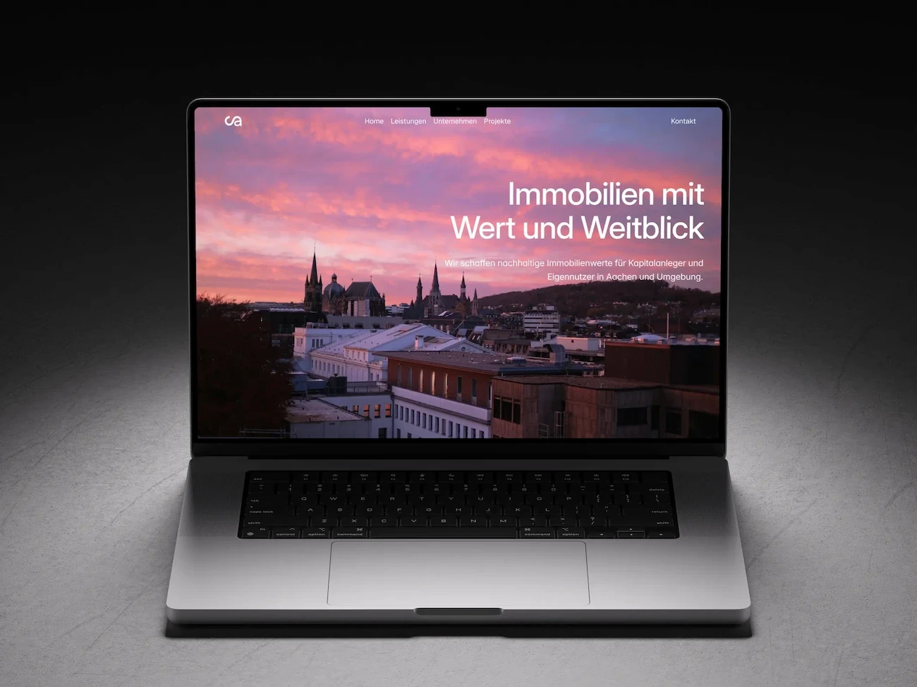 Professionelles Webdesign Leverkusen: MacBook-Mockup einer mit Framer erstellten Webseite für einen Bauprojektentwickler mit Blick auf den Aachener Dom