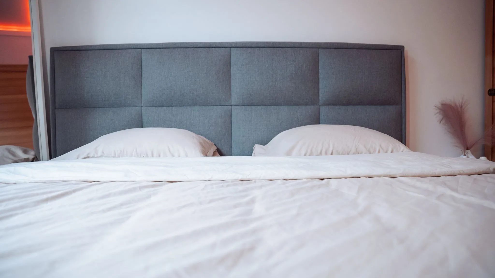 "Suite White – Chambre love épurée de 40m² avec jacuzzi blanc, sauna privé et éclairage LED doux pour une escapade romantique à Seraing près de Liège – LASUITE"