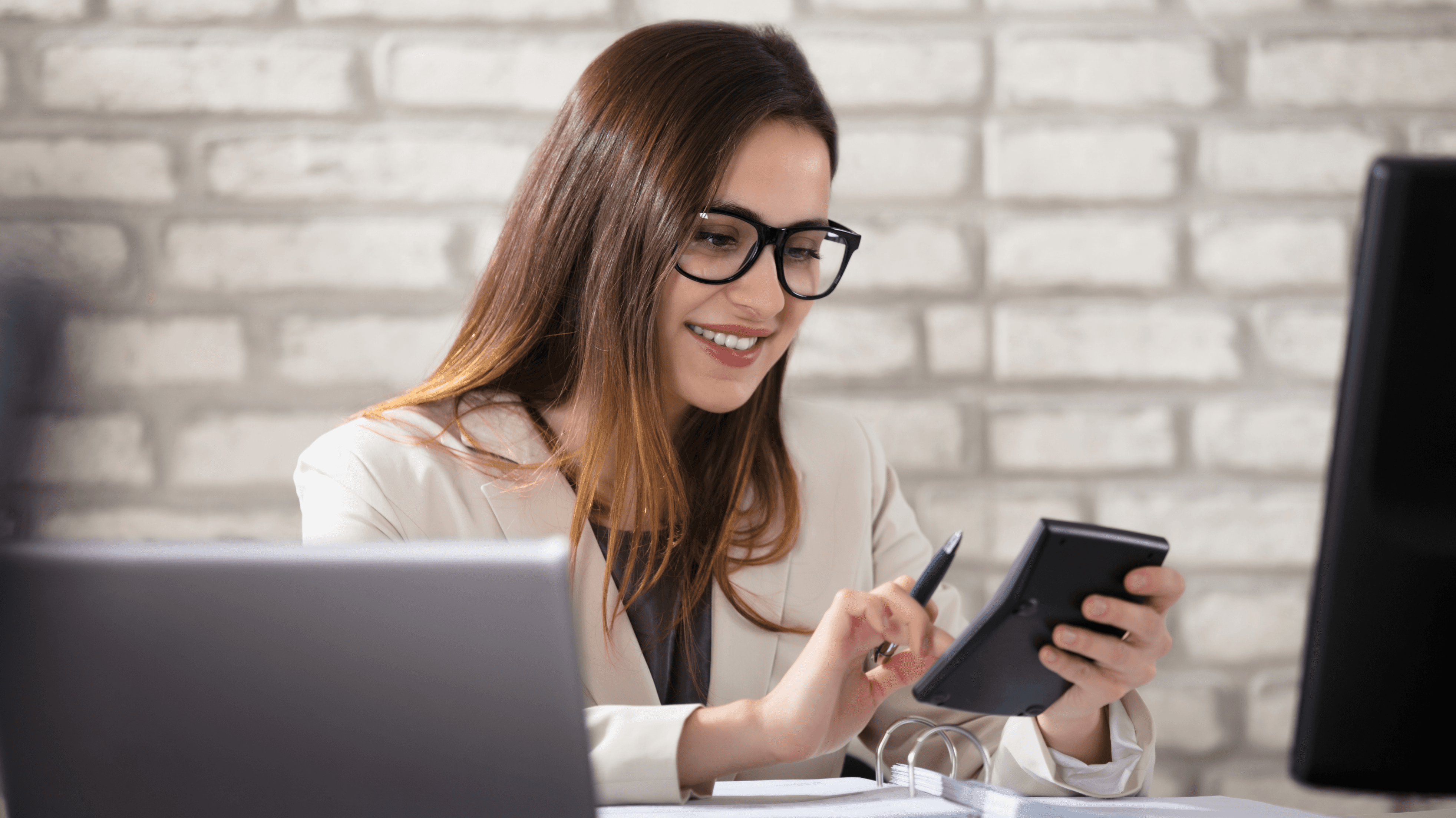 Industrielle Fertigung bei Winterhalder – Verarbeitung von Klebe- und Schaumstoffmaterialien an modernen Maschinen in der Produktionshalle